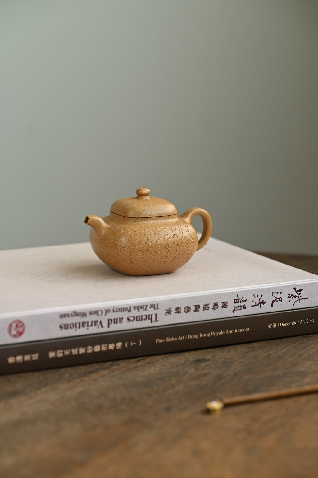 融方·全手工 /容量180cc/原矿黄金段 方圆间展现微妙的融合，如融方之名，流鋬以四方切体，轮廓柔和，稳健中见大气度