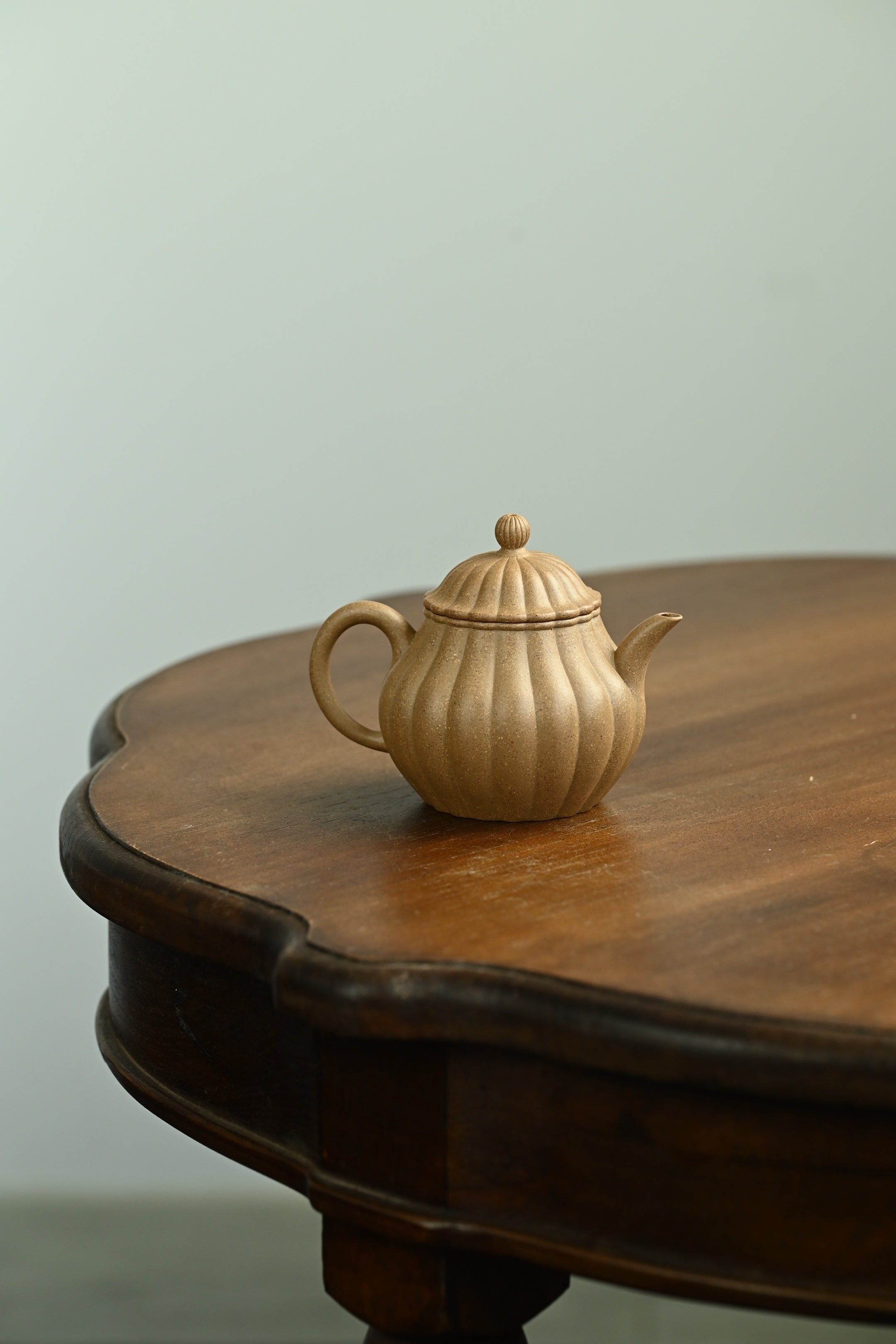 秋蕊·全手工 /全手工大赛一等奖，顶级筋纹器高手王军作品 /容量210cc/原矿段泥 筋纹花瓣，花蕊做钮，秀雅俊秀
