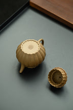 秋蕊·全手工 /全手工大赛一等奖，顶级筋纹器高手王军作品 /容量210cc/原矿段泥 筋纹花瓣，花蕊做钮，秀雅俊秀