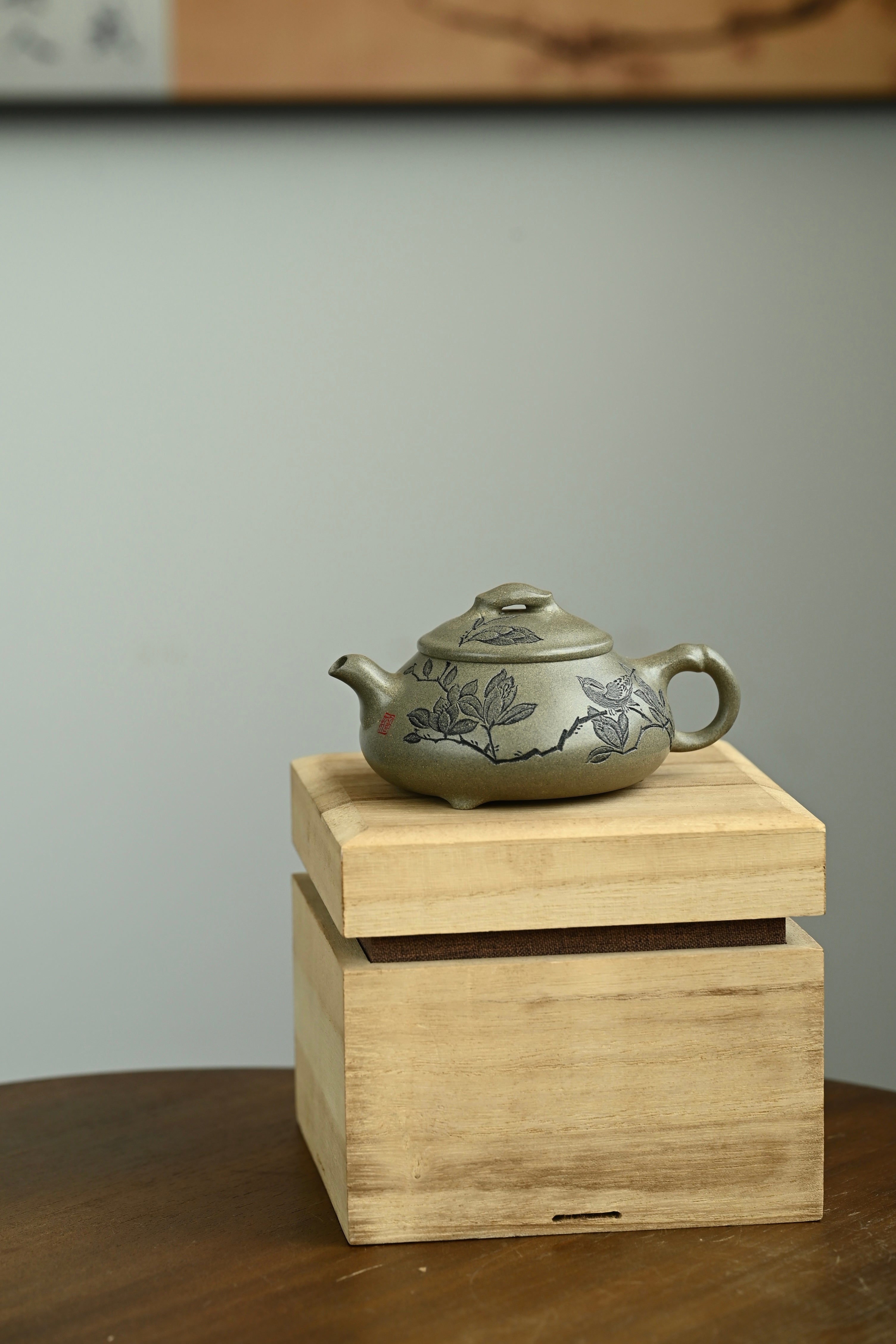 春风·全手工/正高工（研高）刘红仙作品 /容量180cc/原矿蟹壳青 身扁腹鼓，壶意舒展清和