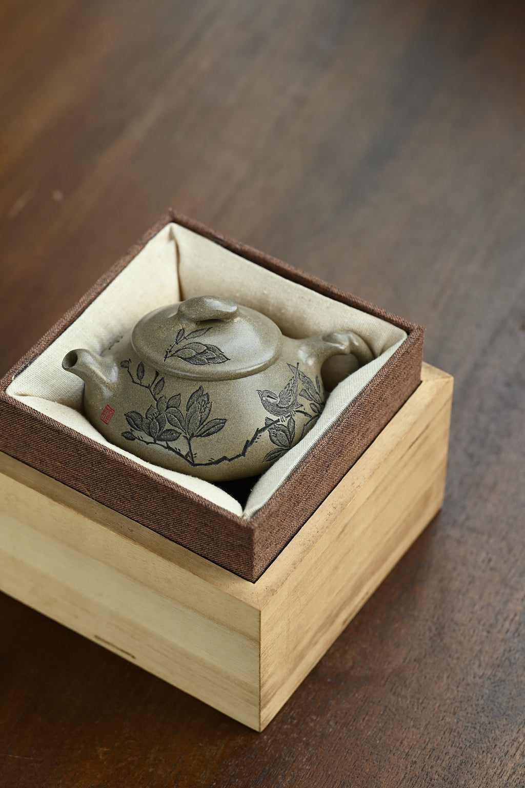 春风·全手工/正高工（研高）刘红仙作品 /容量180cc/原矿蟹壳青 身扁腹鼓，壶意舒展清和