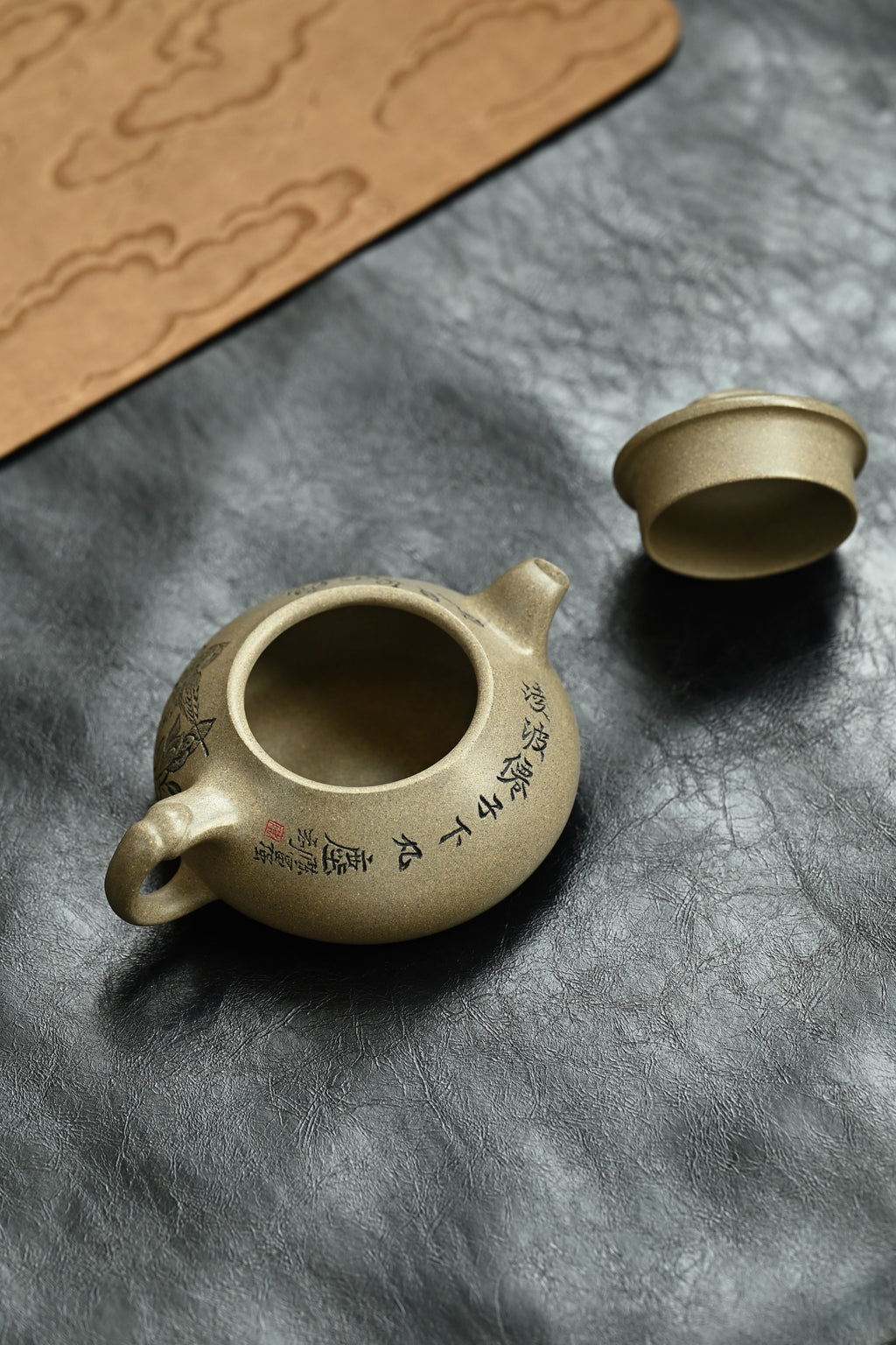 春风·全手工/正高工（研高）刘红仙作品 /容量180cc/原矿蟹壳青 身扁腹鼓，壶意舒展清和