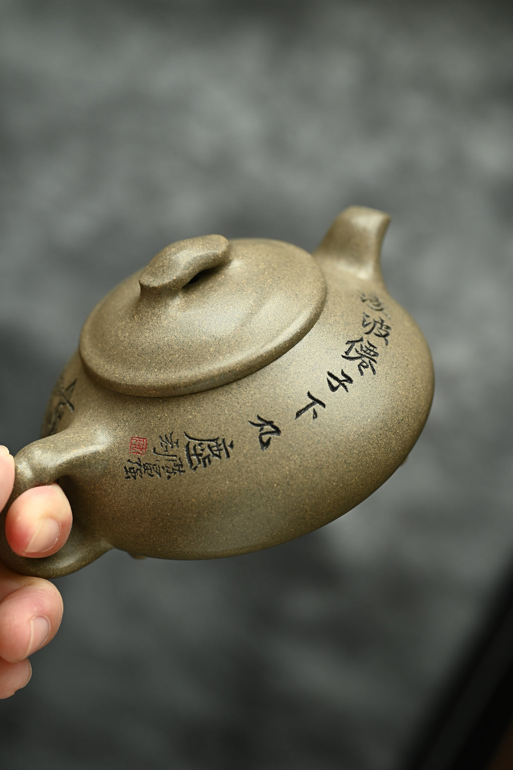 春风·全手工/正高工（研高）刘红仙作品 /容量180cc/原矿蟹壳青 身扁腹鼓，壶意舒展清和