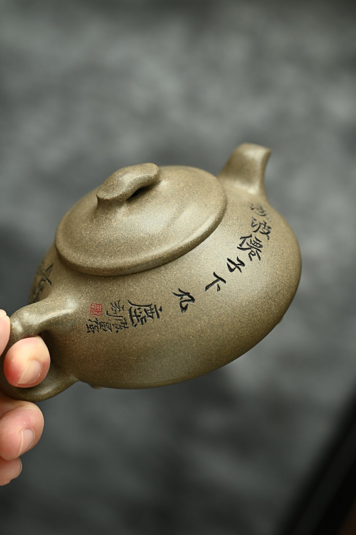 春风·全手工/正高工（研高）刘红仙作品 /容量180cc/原矿蟹壳青 身扁腹鼓，壶意舒展清和