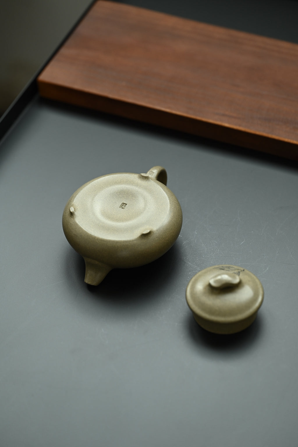 春风·全手工/正高工（研高）刘红仙作品 /容量180cc/原矿蟹壳青 身扁腹鼓，壶意舒展清和
