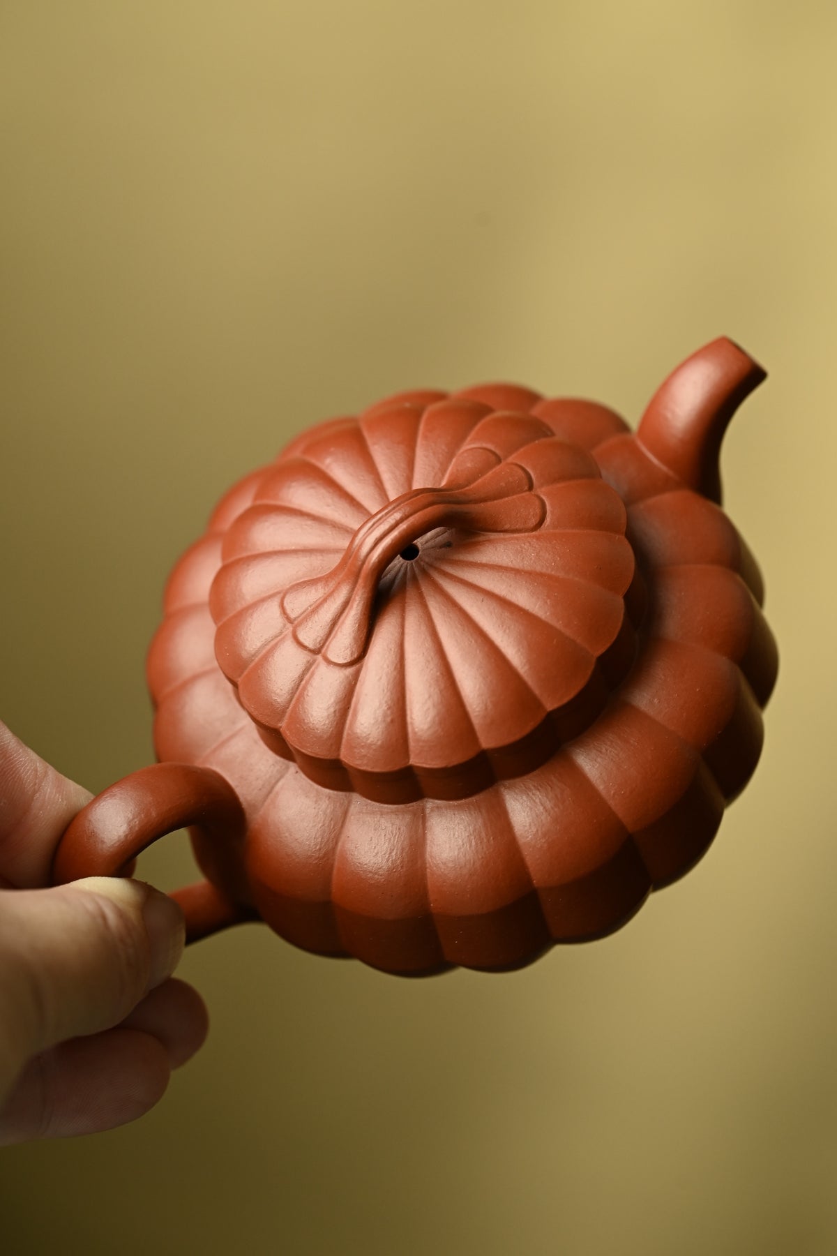 秋菱·全手工/全手工大赛一等奖顶级筋纹器高手王军作品 /容量190cc/极品大红袍 壶型俊秀雅致，筋纹塑型，流线曼妙有致