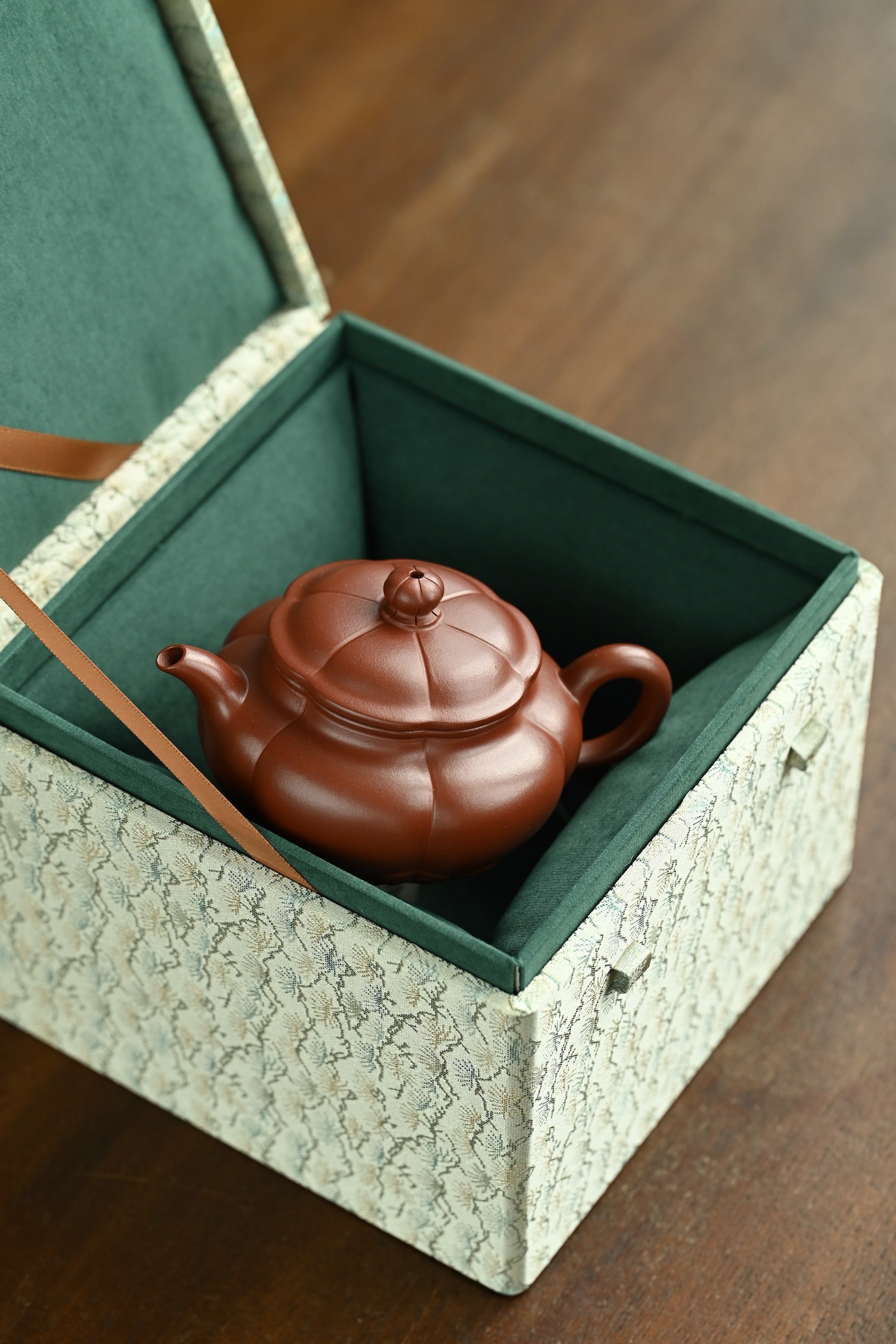 葵仿古·全手工 /景舟杯金奖省名人研高何叶作品 /容量160cc/原矿大红袍 以仿古为型用筋纹、块面转折的表现手法制作而成