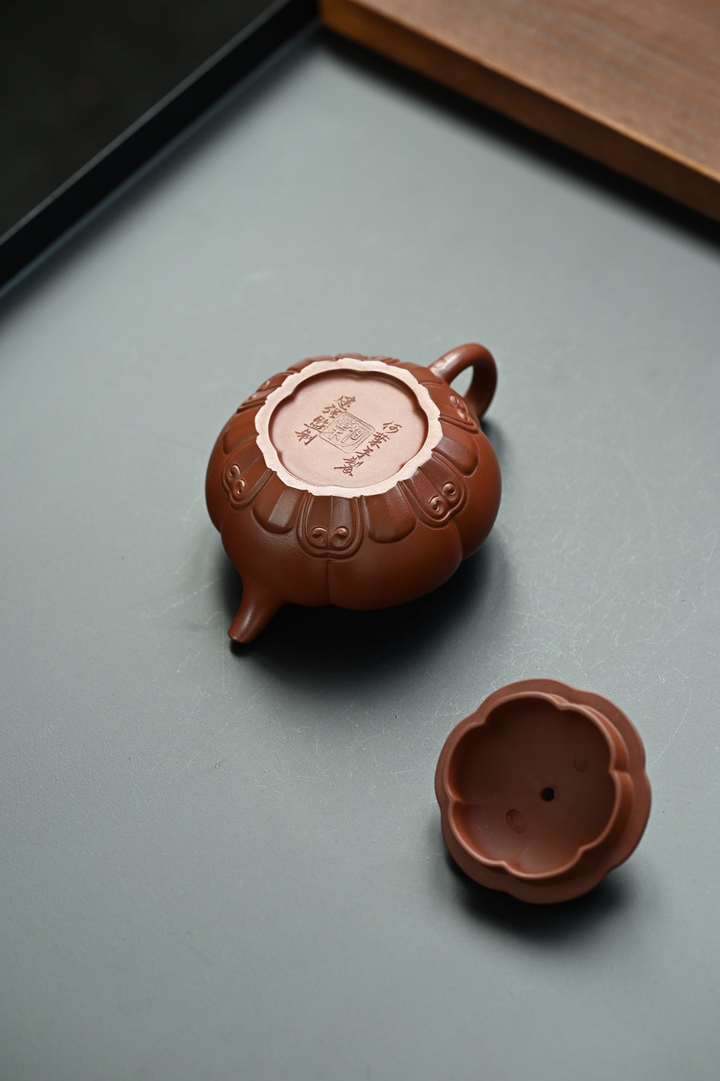 葵仿古·全手工 /景舟杯金奖省名人研高何叶作品 /容量160cc/原矿大红袍 以仿古为型用筋纹、块面转折的表现手法制作而成