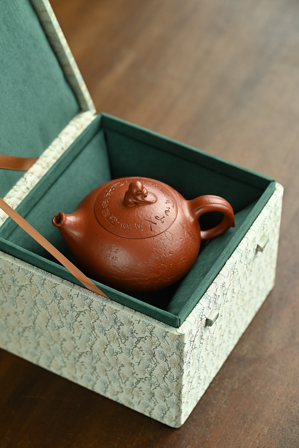 鱼跃清波·全手工/景舟杯金奖省名人研高何叶作品  /容量250cc/原矿大红袍 壶身体态丰腴柔和，壶钮塑作灵鱼戏水，灵动俏皮