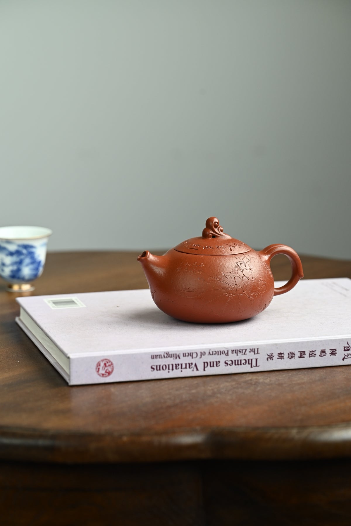 鱼跃清波·全手工/景舟杯金奖省名人研高何叶作品  /容量250cc/原矿大红袍 壶身体态丰腴柔和，壶钮塑作灵鱼戏水，灵动俏皮