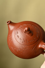 鱼跃清波·全手工/景舟杯金奖省名人研高何叶作品  /容量250cc/原矿大红袍 壶身体态丰腴柔和，壶钮塑作灵鱼戏水，灵动俏皮