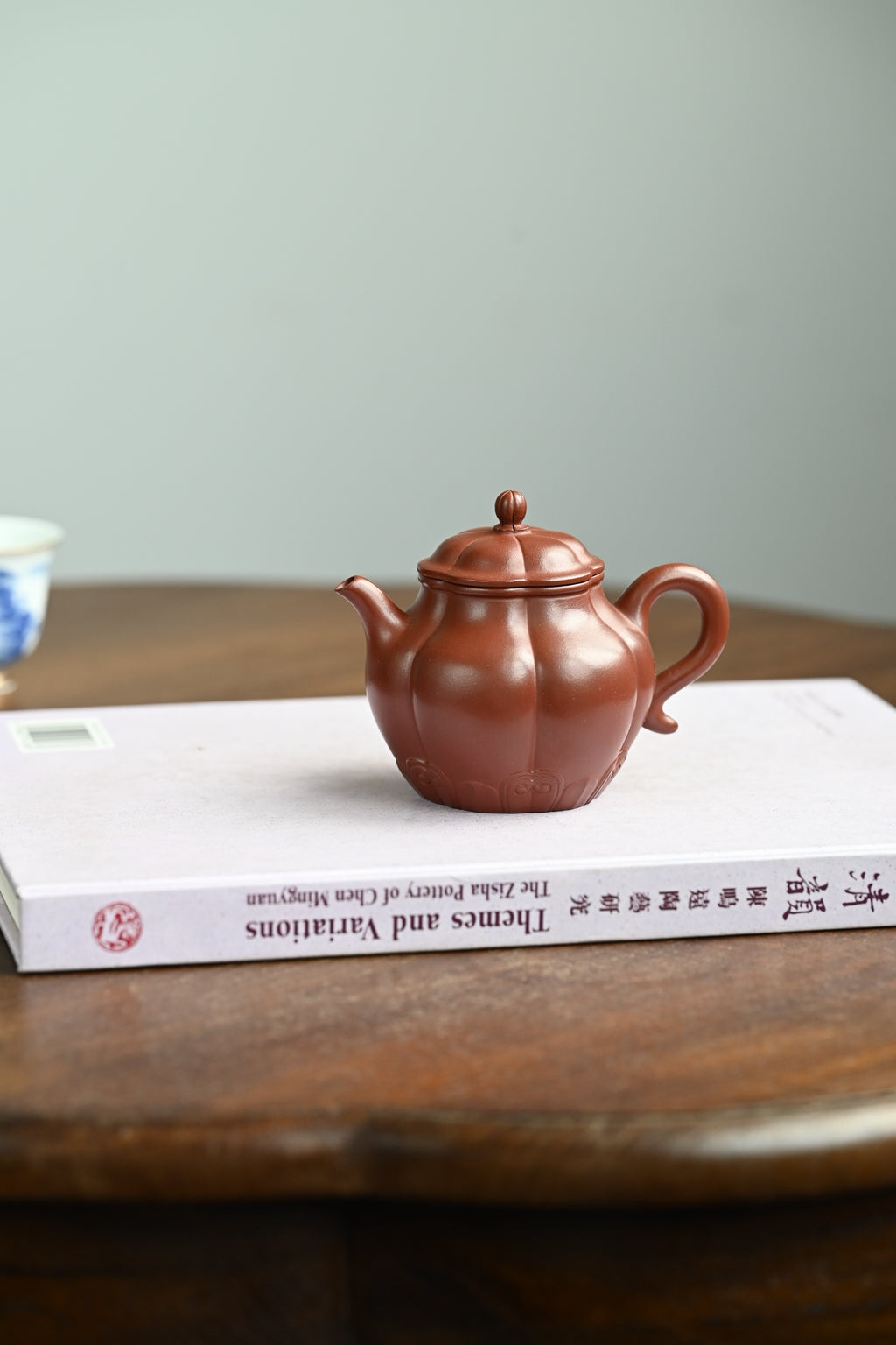 如意潘壶·全手工 /景舟杯金奖省名人研高何叶作品 /容量170cc/原矿大红袍 壶身筋纹凹凸匀称，瓣瓣饱满，自上而下筋纹贯通，壶钮作花苞式样