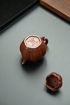 如意潘壶·全手工 /景舟杯金奖省名人研高何叶作品 /容量170cc/原矿大红袍 壶身筋纹凹凸匀称，瓣瓣饱满，自上而下筋纹贯通，壶钮作花苞式样
