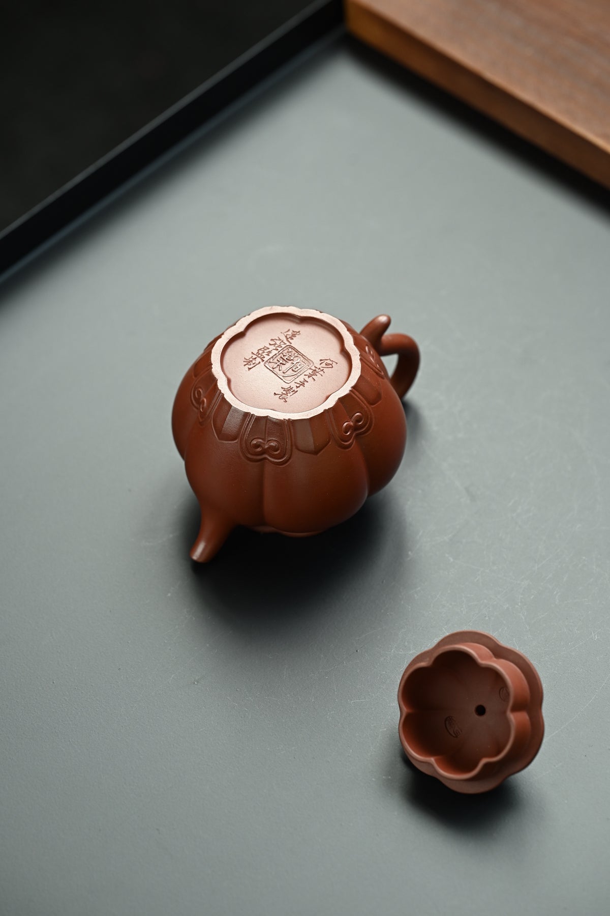如意潘壶·全手工 /景舟杯金奖省名人研高何叶作品 /容量170cc/原矿大红袍 壶身筋纹凹凸匀称，瓣瓣饱满，自上而下筋纹贯通，壶钮作花苞式样