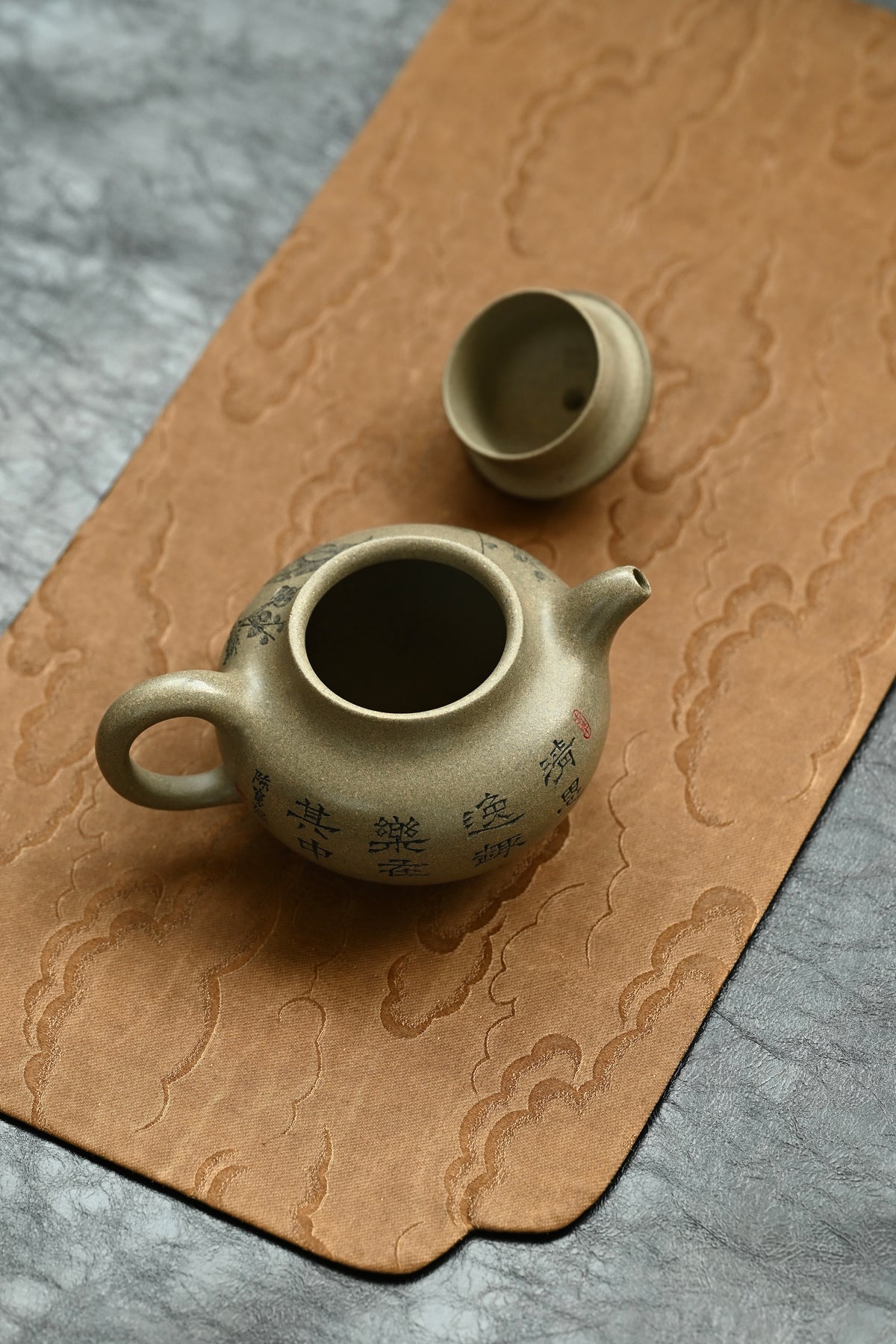 柿圆·全手工 /正高工（研高）刘红仙作品  /容量170cc/原矿蟹壳青 色泽丰润深邃，造型优美，线条流畅，流把，壶钮处理自然，气质简洁有力