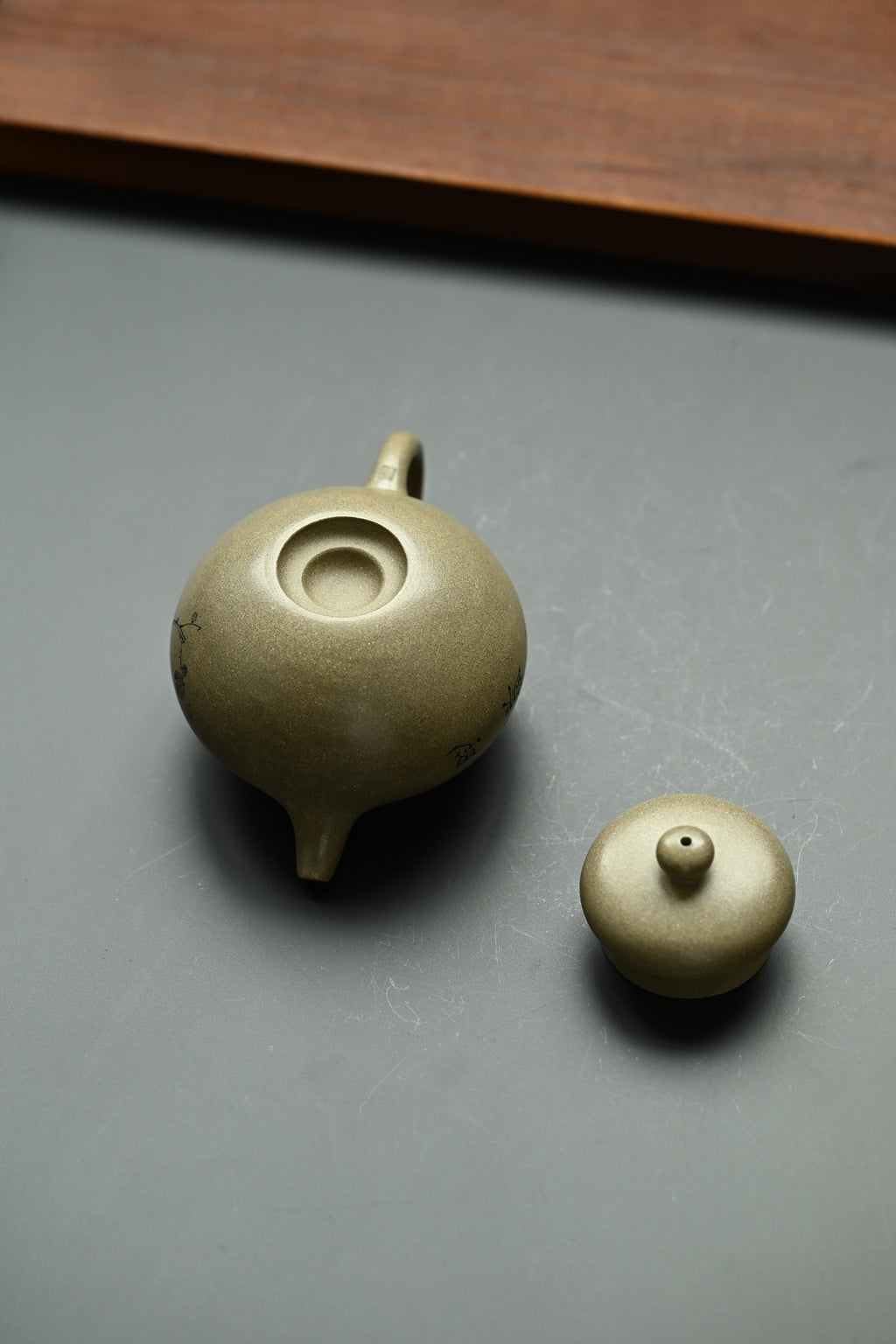 柿圆·全手工 /正高工（研高）刘红仙作品  /容量170cc/原矿蟹壳青 色泽丰润深邃，造型优美，线条流畅，流把，壶钮处理自然，气质简洁有力