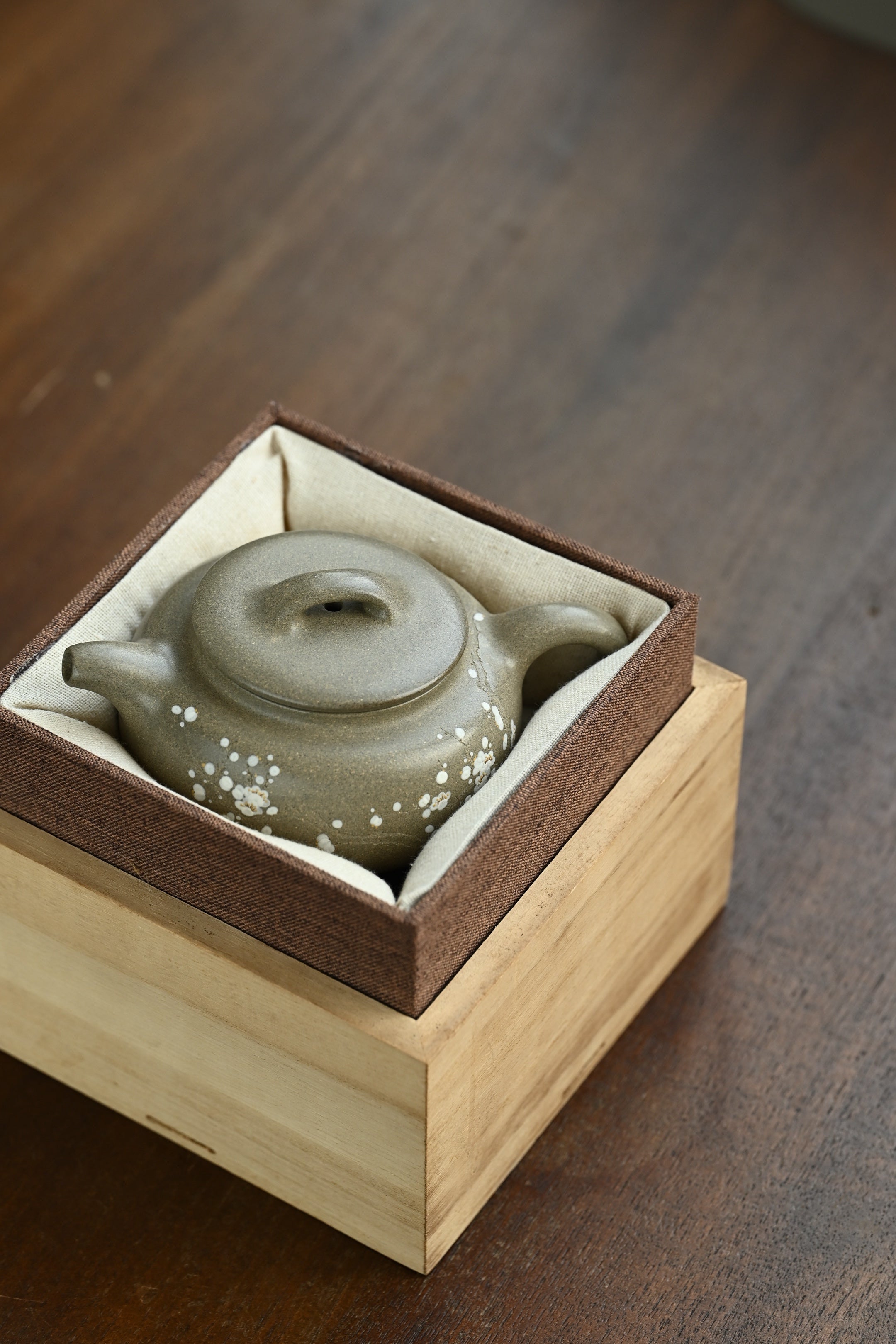 圆满·全手工/研高刘红仙作品  /容量180cc/原矿蟹壳青 壶腹丰腴圆鼓，长流秀挺舒展，圈把舒展趁手