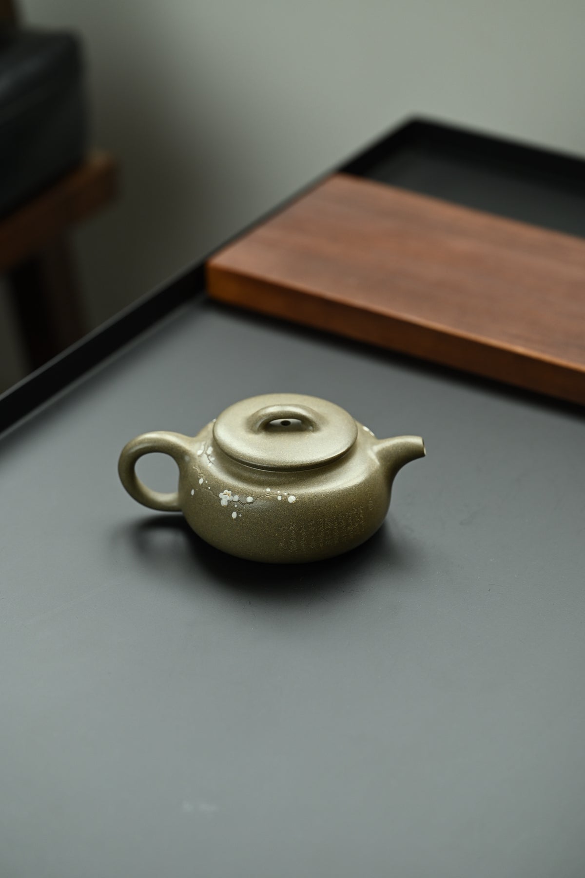 圆满·全手工/研高刘红仙作品  /容量180cc/原矿蟹壳青 壶腹丰腴圆鼓，长流秀挺舒展，圈把舒展趁手
