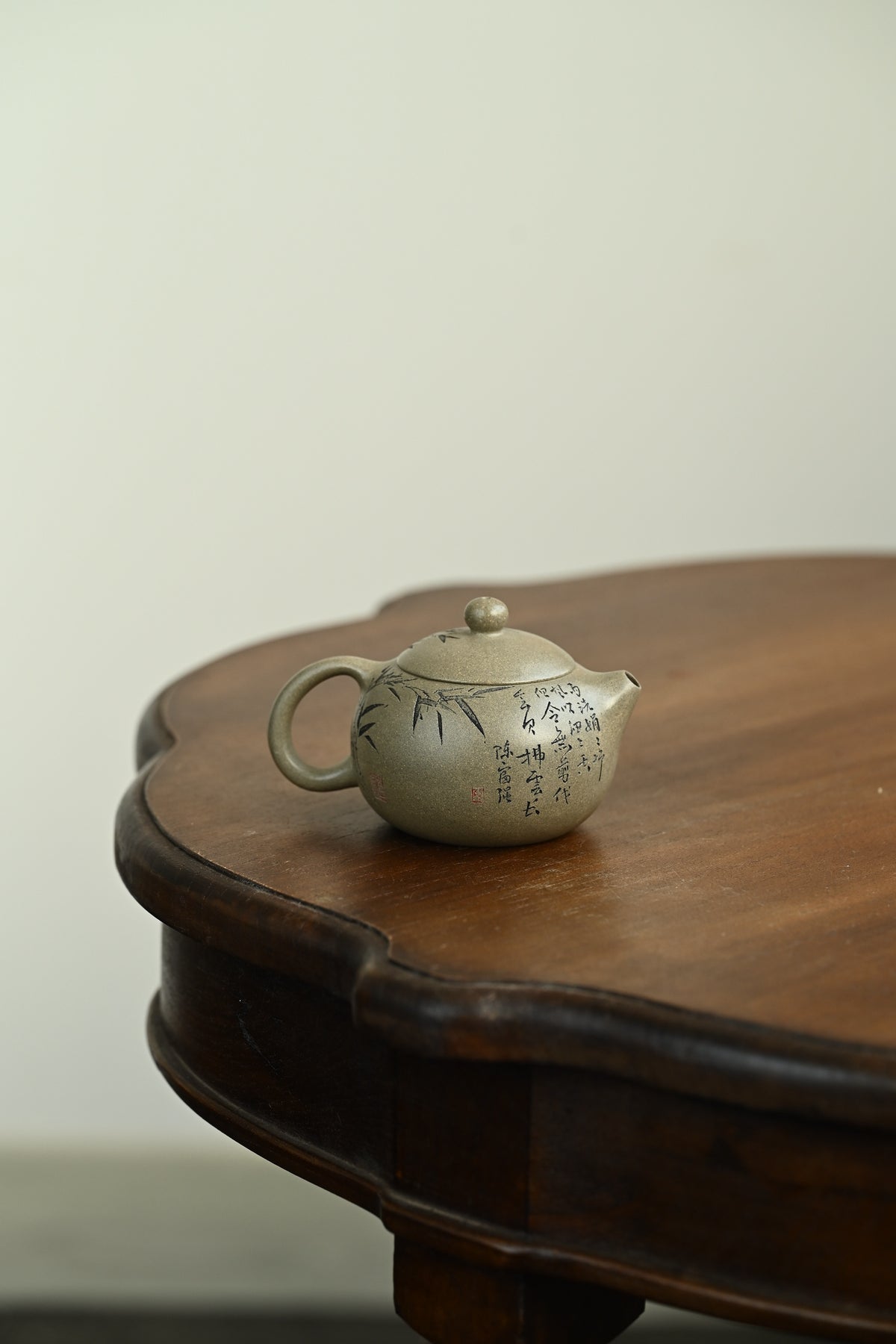 西施·全手工 /研高刘红仙作品 /容量160cc/原矿蟹壳青 凝练简约，利落而不失典雅，盈盈一握、静若凡华