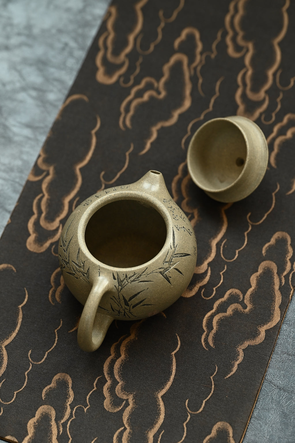 西施·全手工 /研高刘红仙作品 /容量160cc/原矿蟹壳青 凝练简约，利落而不失典雅，盈盈一握、静若凡华