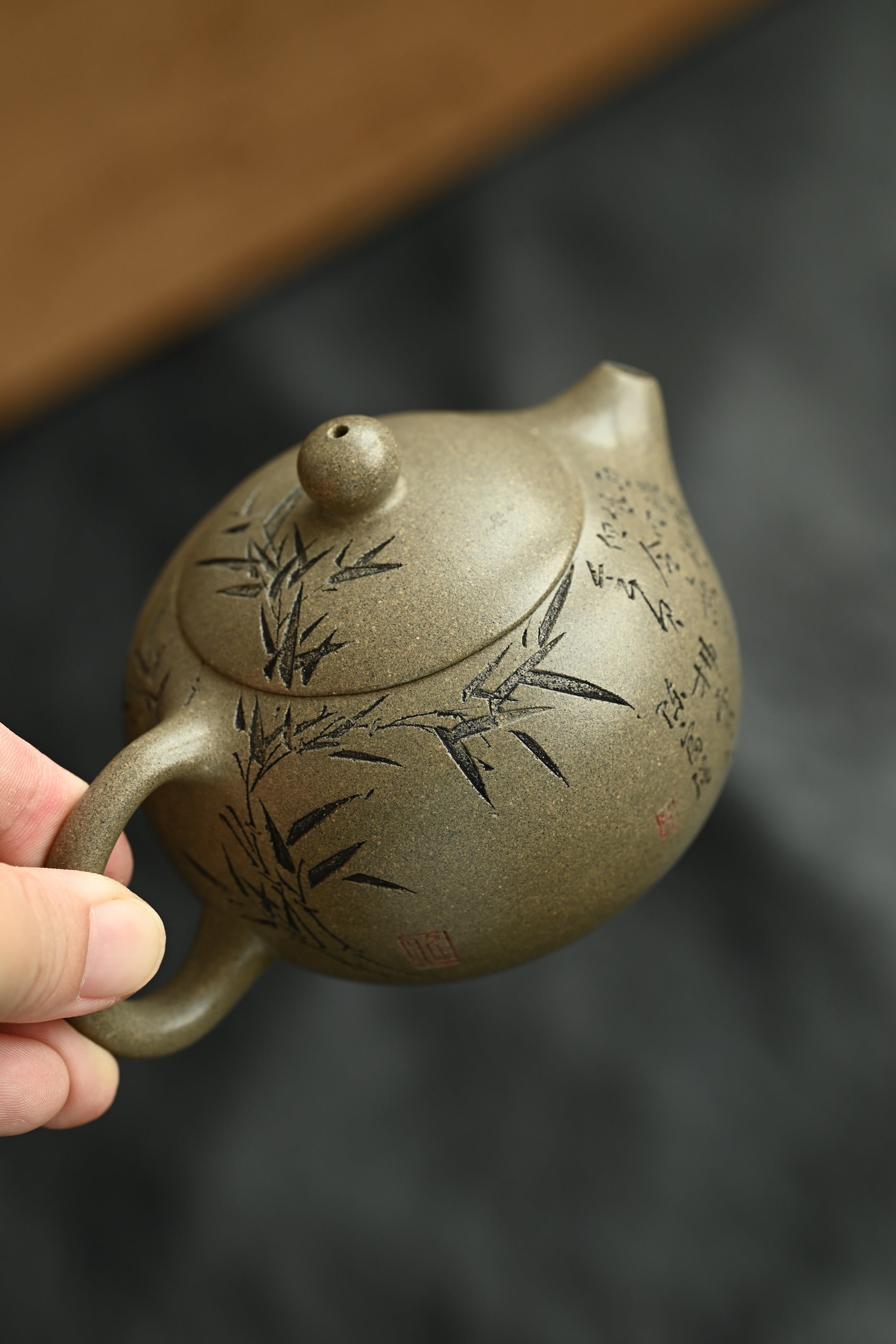 西施·全手工 /研高刘红仙作品 /容量160cc/原矿蟹壳青 凝练简约，利落而不失典雅，盈盈一握、静若凡华