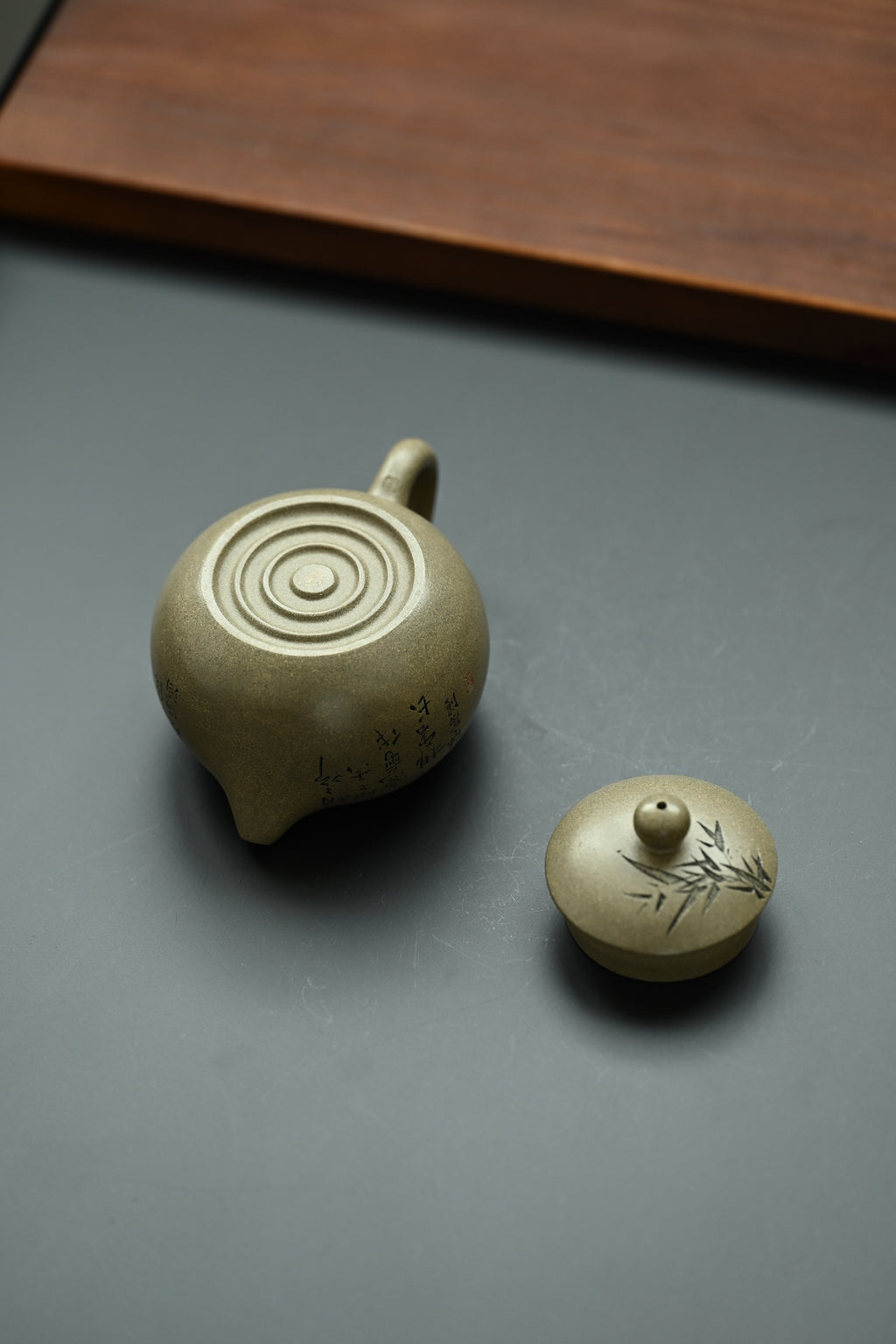 西施·全手工 /研高刘红仙作品 /容量160cc/原矿蟹壳青 凝练简约，利落而不失典雅，盈盈一握、静若凡华
