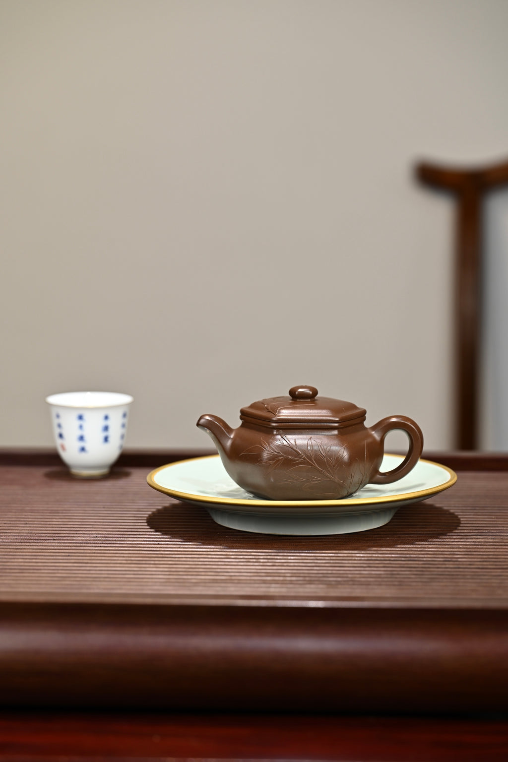 六方扁腹·全手工 本色泥绘/容量180cc/极品紫泥 扁腹壶圆器方做，表现出更强的线面感，饱满挺括
