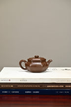 六方扁腹·全手工 本色泥绘/容量180cc/极品紫泥 扁腹壶圆器方做，表现出更强的线面感，饱满挺括