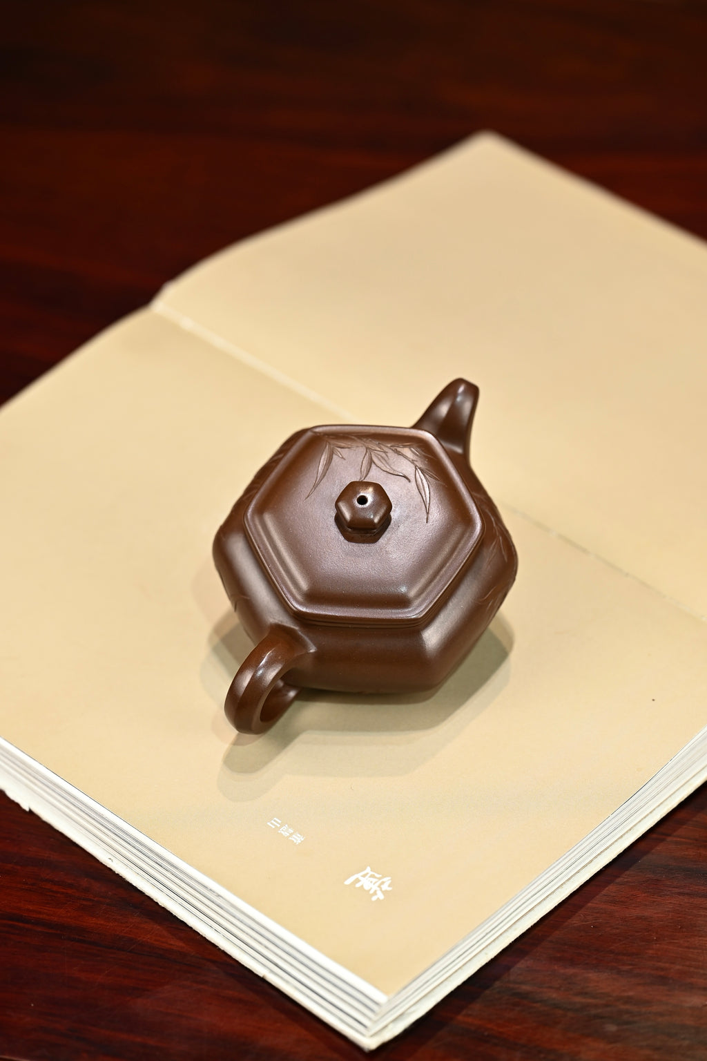 六方扁腹·全手工 本色泥绘/容量180cc/极品紫泥 扁腹壶圆器方做，表现出更强的线面感，饱满挺括