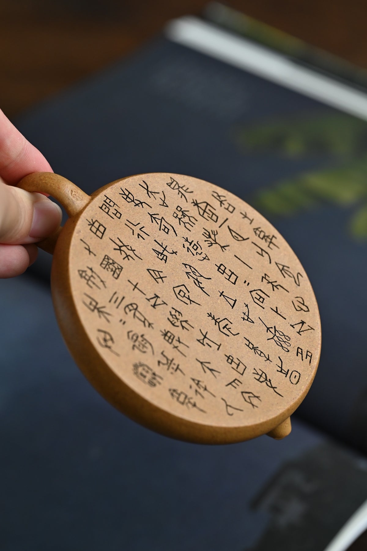 无尘·全手工 刻甲骨文 /容量120cc/家藏黄金段 整器在轮廓中融入了有力的线条，始自周边棱线，富有神韵