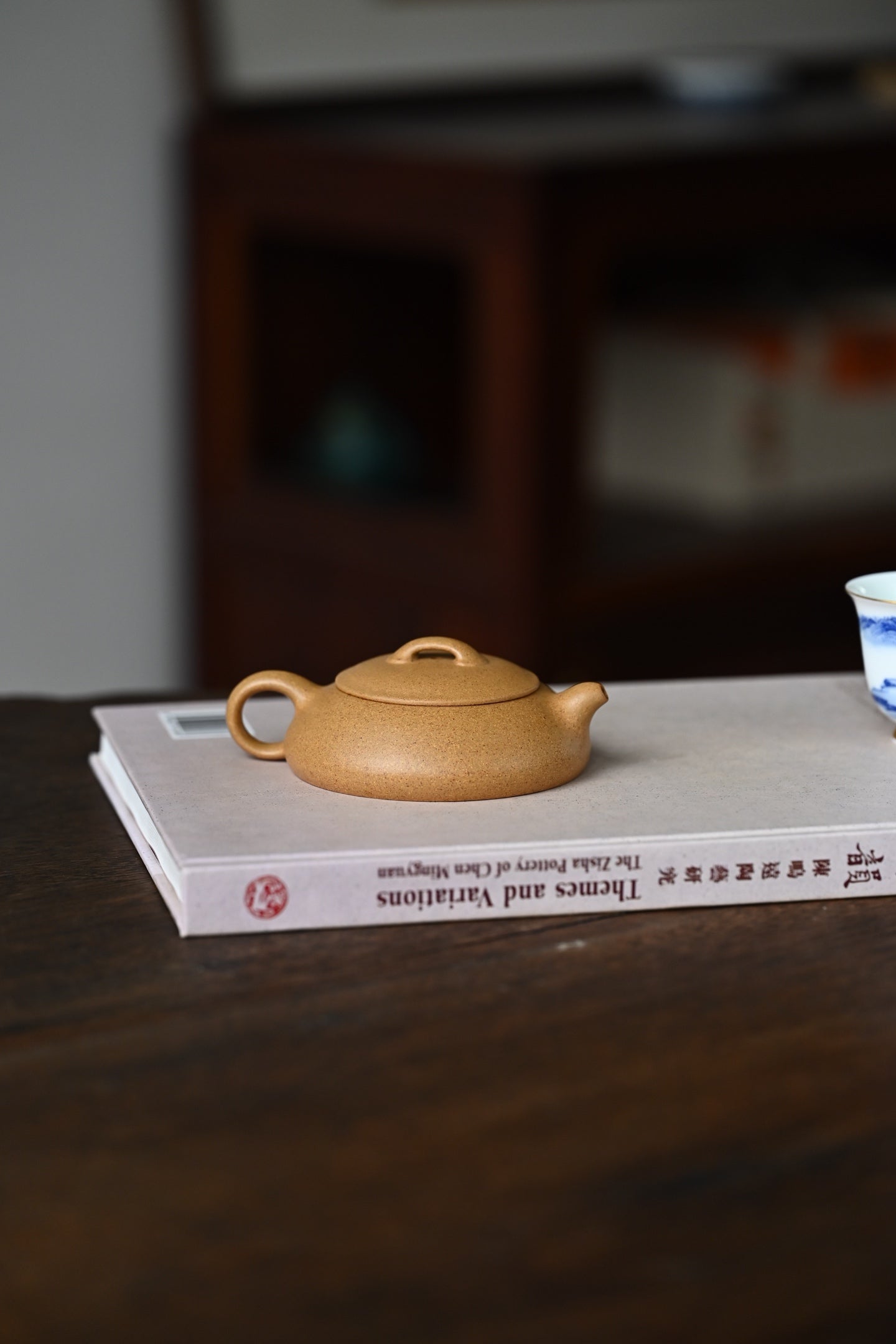 无尘·全手工 刻甲骨文 /容量120cc/家藏黄金段 整器在轮廓中融入了有力的线条，始自周边棱线，富有神韵