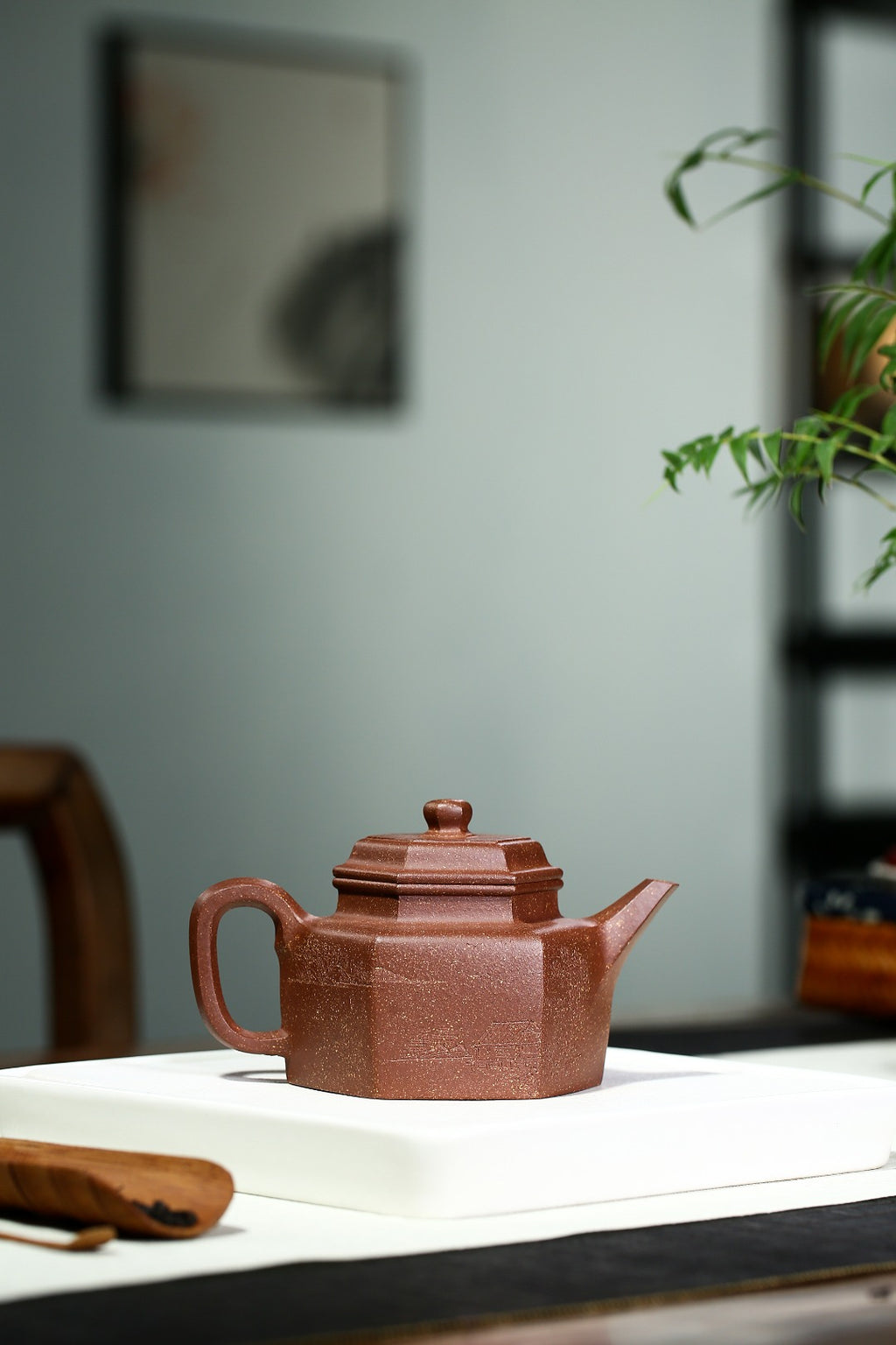 【六方德钟】 制壶：沈永娟（研究员级高级工艺美术师） 泥料：家藏原矿极品降坡泥 容量：270cc;孔数：7孔