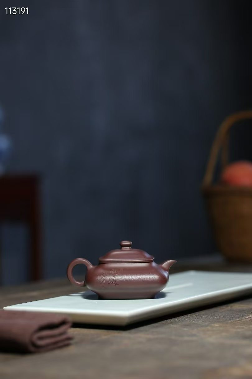 全手工制作【虾趣 】制壶：曹美好 (国家级工艺美术师) 泥料：原矿紫泥 容量：200cc孔数：9孔