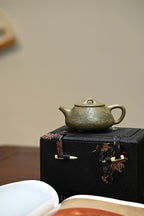 石瓢·山居清幽·全手工 /陶刻大赛金奖李建军作品 /容量150cc/原矿青段 器形具备深厚的古意，用线之单纯、凝练、清澄透明一气呵成