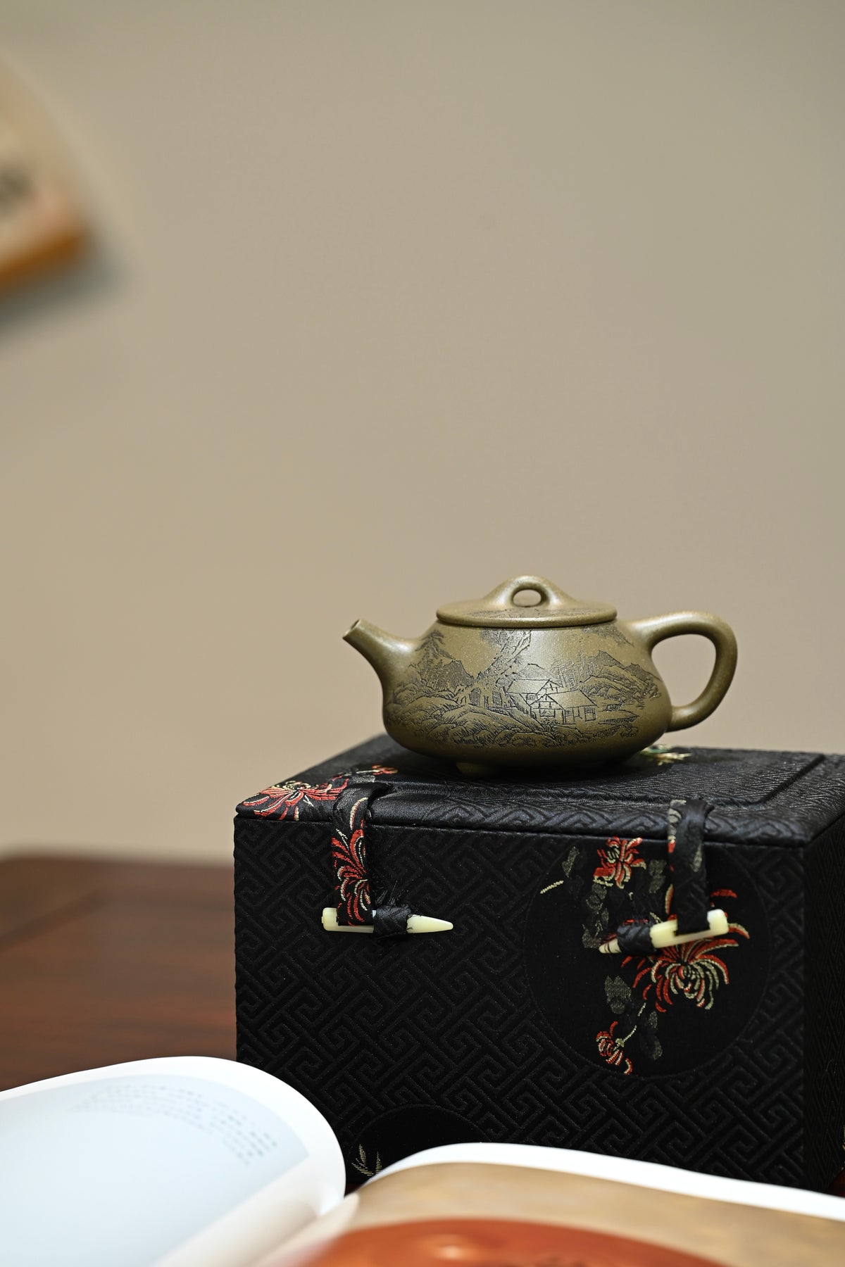 石瓢·山居清幽·全手工 /陶刻大赛金奖李建军作品 /容量150cc/原矿青段 器形具备深厚的古意，用线之单纯、凝练、清澄透明一气呵成