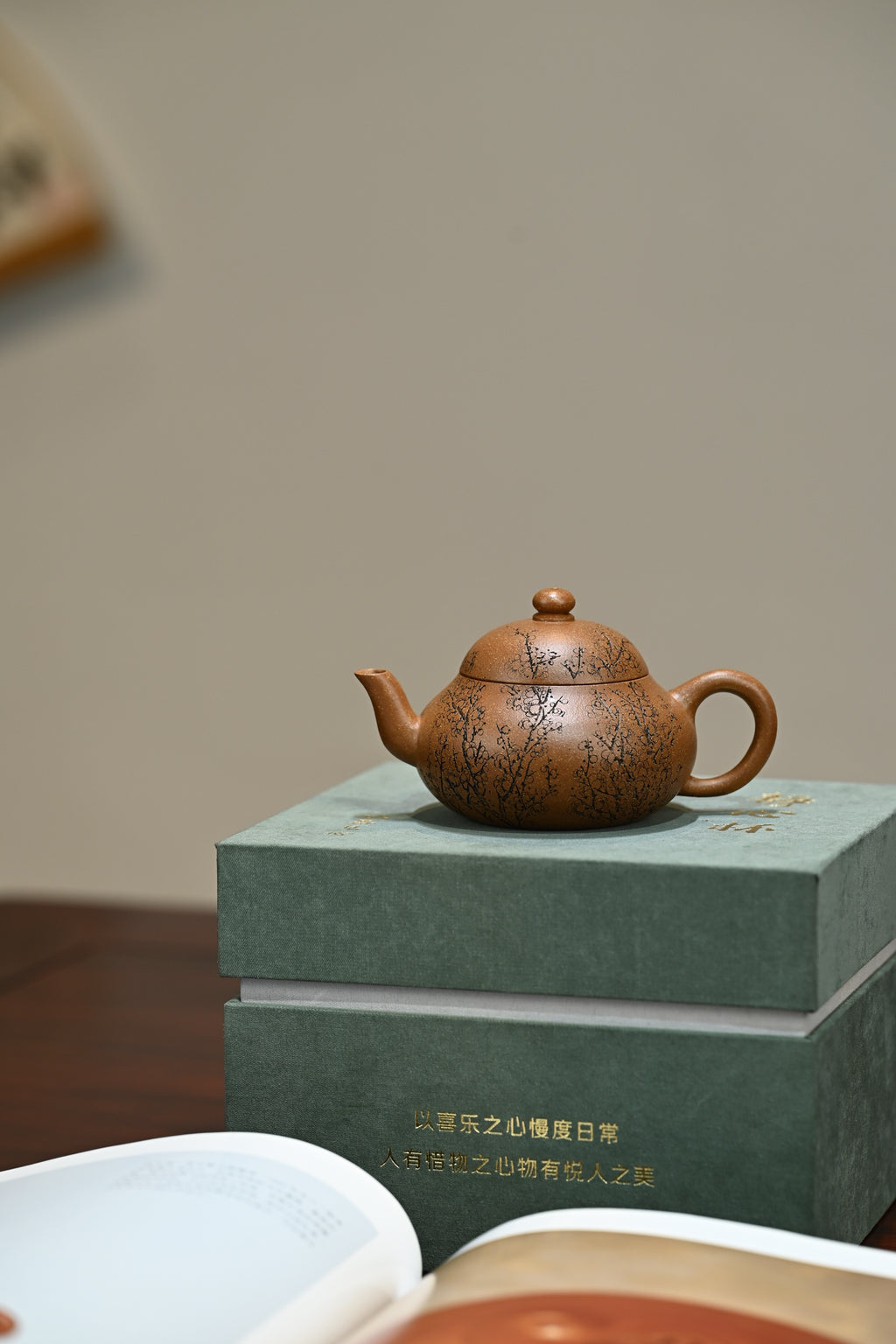 梨式·梅香·全手工 /陶刻大赛金奖李建军作品  /容量110cc/原矿桂花砂 壶身上敛下宽走韵，拱盖提香，流把舒展飘逸