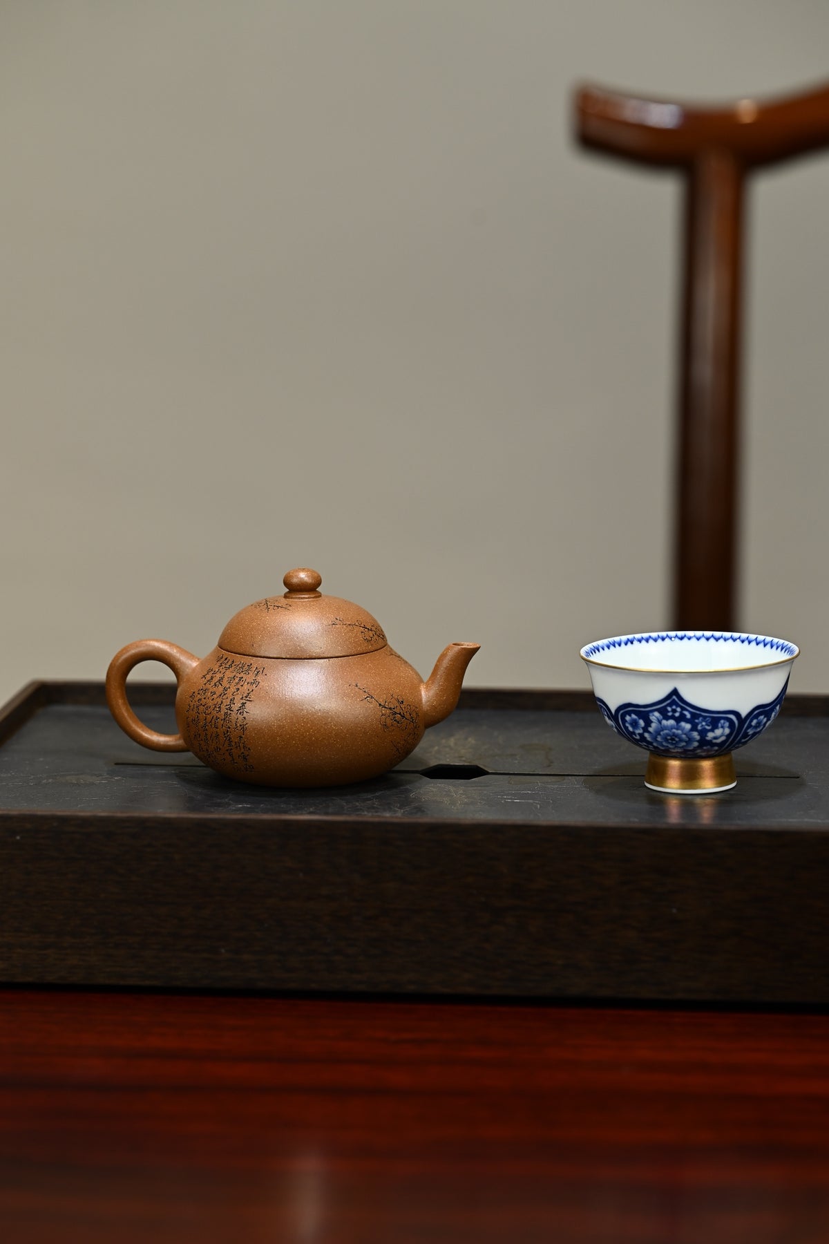 梨式·梅香·全手工 /陶刻大赛金奖李建军作品  /容量110cc/原矿桂花砂 壶身上敛下宽走韵，拱盖提香，流把舒展飘逸