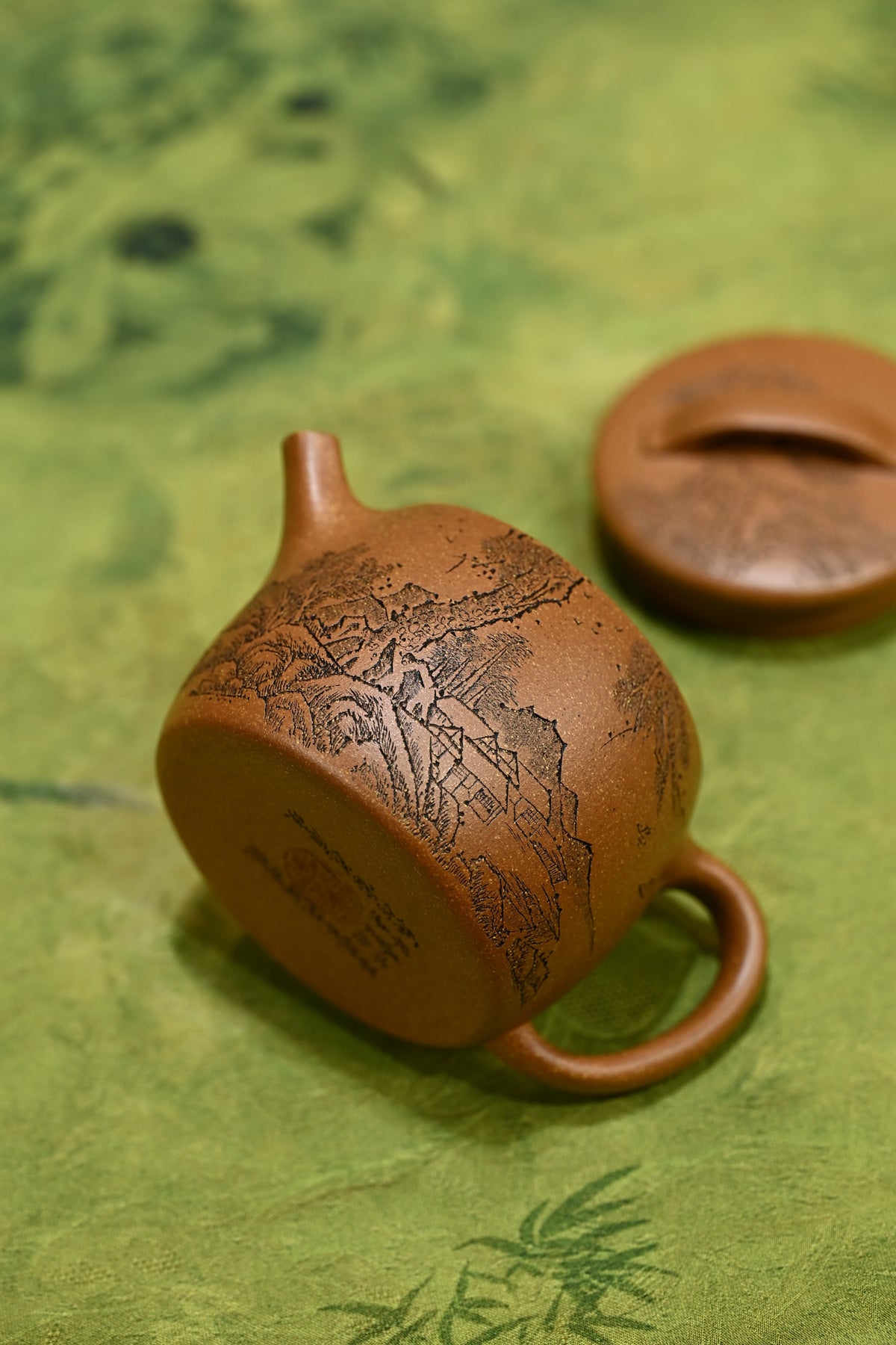 汉瓦·山居清幽·全手工/陶刻大赛金奖李建军作品  /容量160cc/原矿桂花砂 身形俊俏圆鼓，口沿宽阔，过桥钮精巧玲珑，