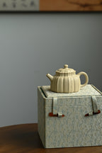 菱花德钟·全手工 /景舟杯金奖省名人研高何叶作品 /容量160cc/特级本绿 以德钟为基础，以筋纹来展现，以筋囊壶身为载体，筋纹贯穿壶身
