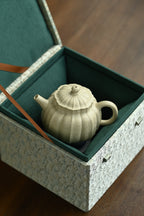 菱花德钟·全手工 /景舟杯金奖省名人研高何叶作品 /容量160cc/特级本绿 以德钟为基础，以筋纹来展现，以筋囊壶身为载体，筋纹贯穿壶身