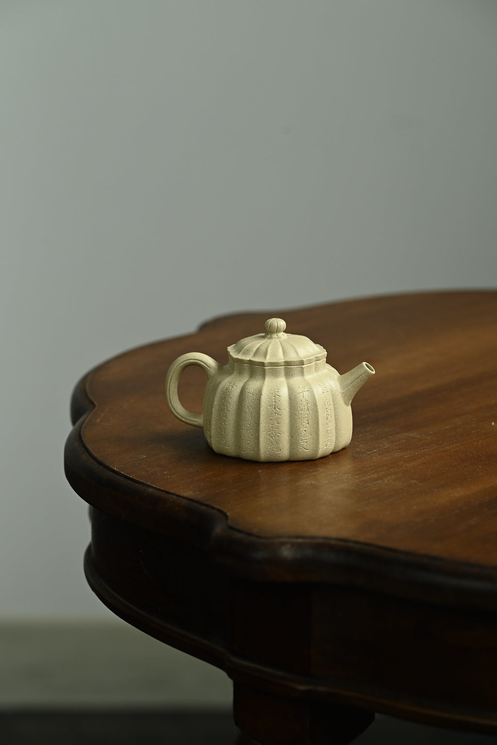 菱花德钟·全手工 /景舟杯金奖省名人研高何叶作品 /容量160cc/特级本绿 以德钟为基础，以筋纹来展现，以筋囊壶身为载体，筋纹贯穿壶身