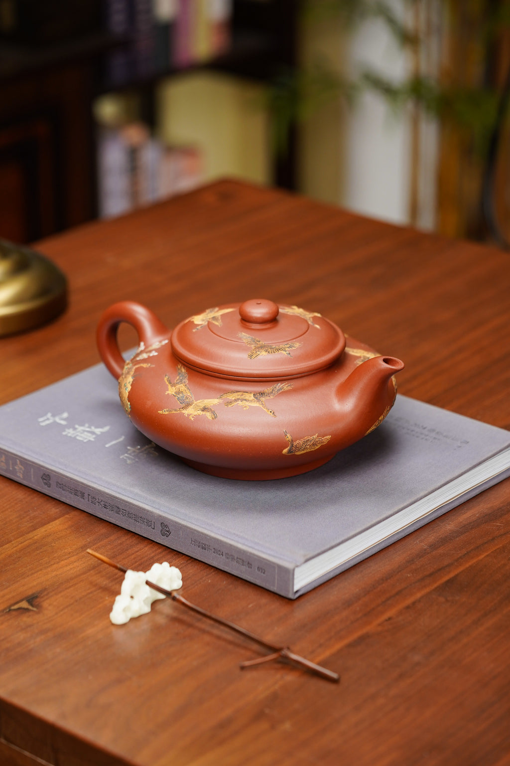 紫砂堆塑·高端重器 | 彭金格大师稀世孤品【大虚扁壶】收藏传世·高端礼赠·藏值无量！  ——原矿优质底槽清·1000cc ——紫砂立体浮雕大师·彭金格(金一) 亲工
