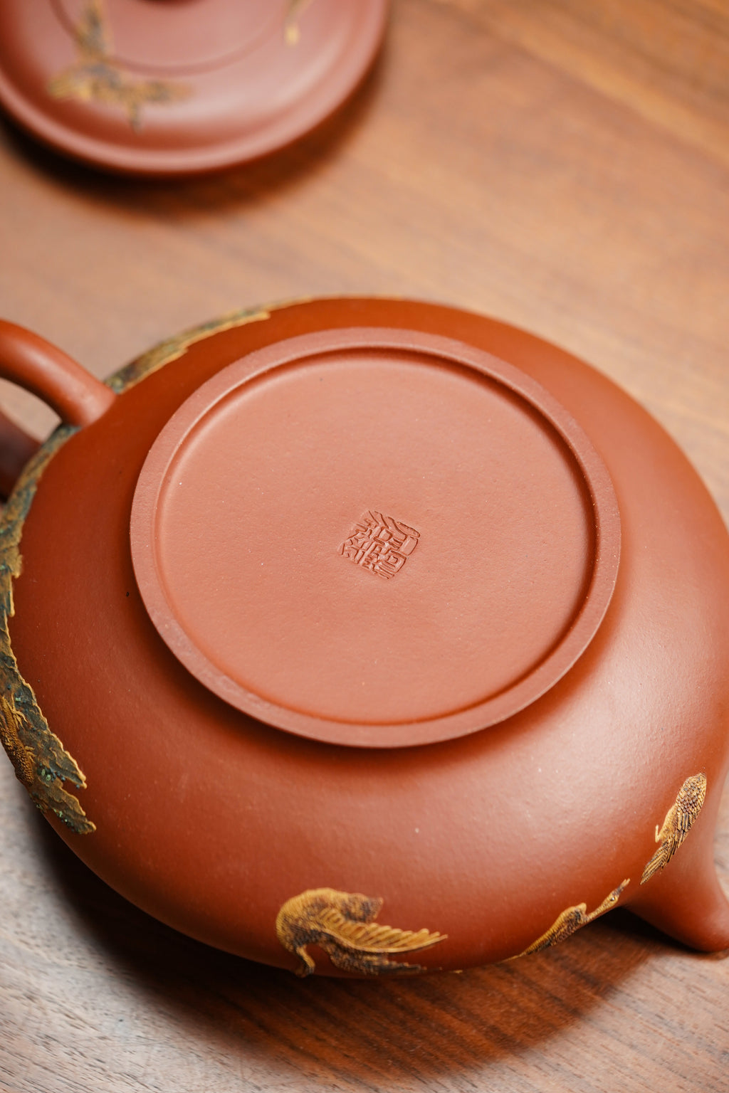 紫砂堆塑·高端重器 | 彭金格大师稀世孤品【大虚扁壶】收藏传世·高端礼赠·藏值无量！  ——原矿优质底槽清·1000cc ——紫砂立体浮雕大师·彭金格(金一) 亲工