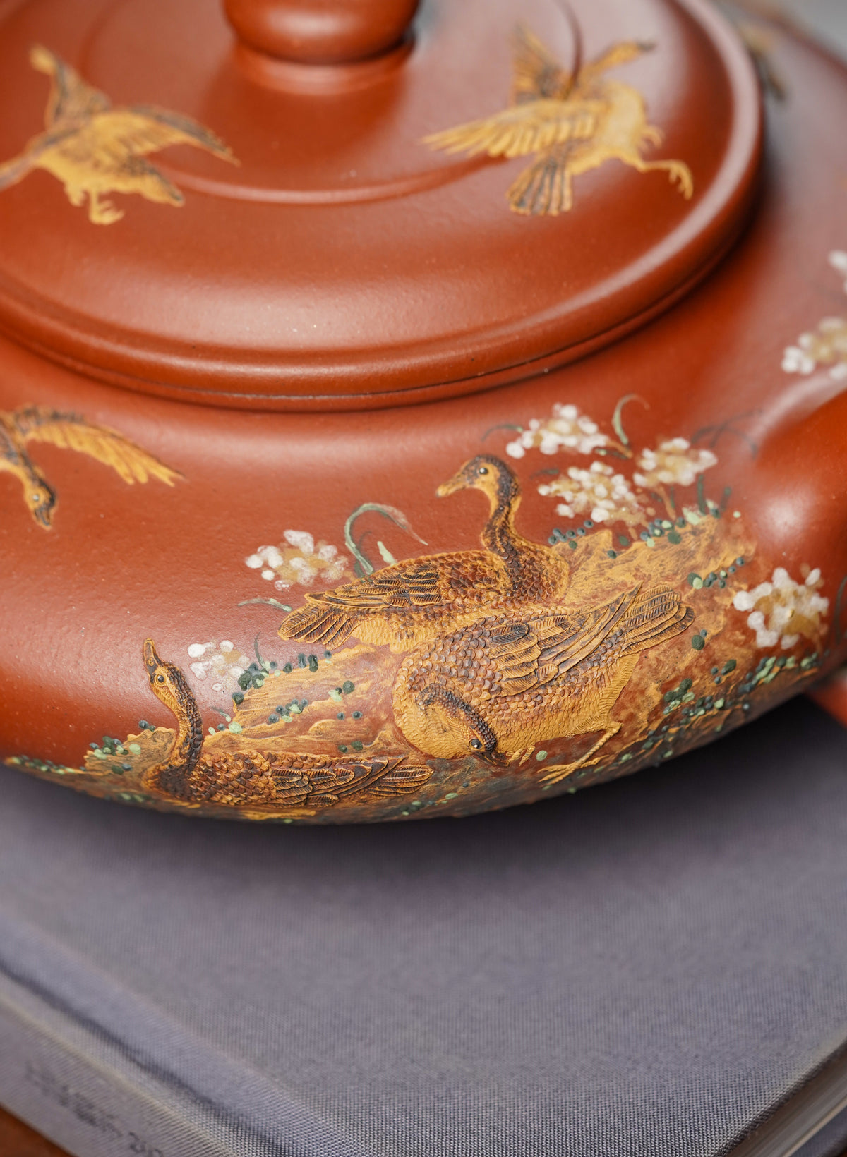 紫砂堆塑·高端重器 | 彭金格大师稀世孤品【大虚扁壶】收藏传世·高端礼赠·藏值无量！  ——原矿优质底槽清·1000cc ——紫砂立体浮雕大师·彭金格(金一) 亲工