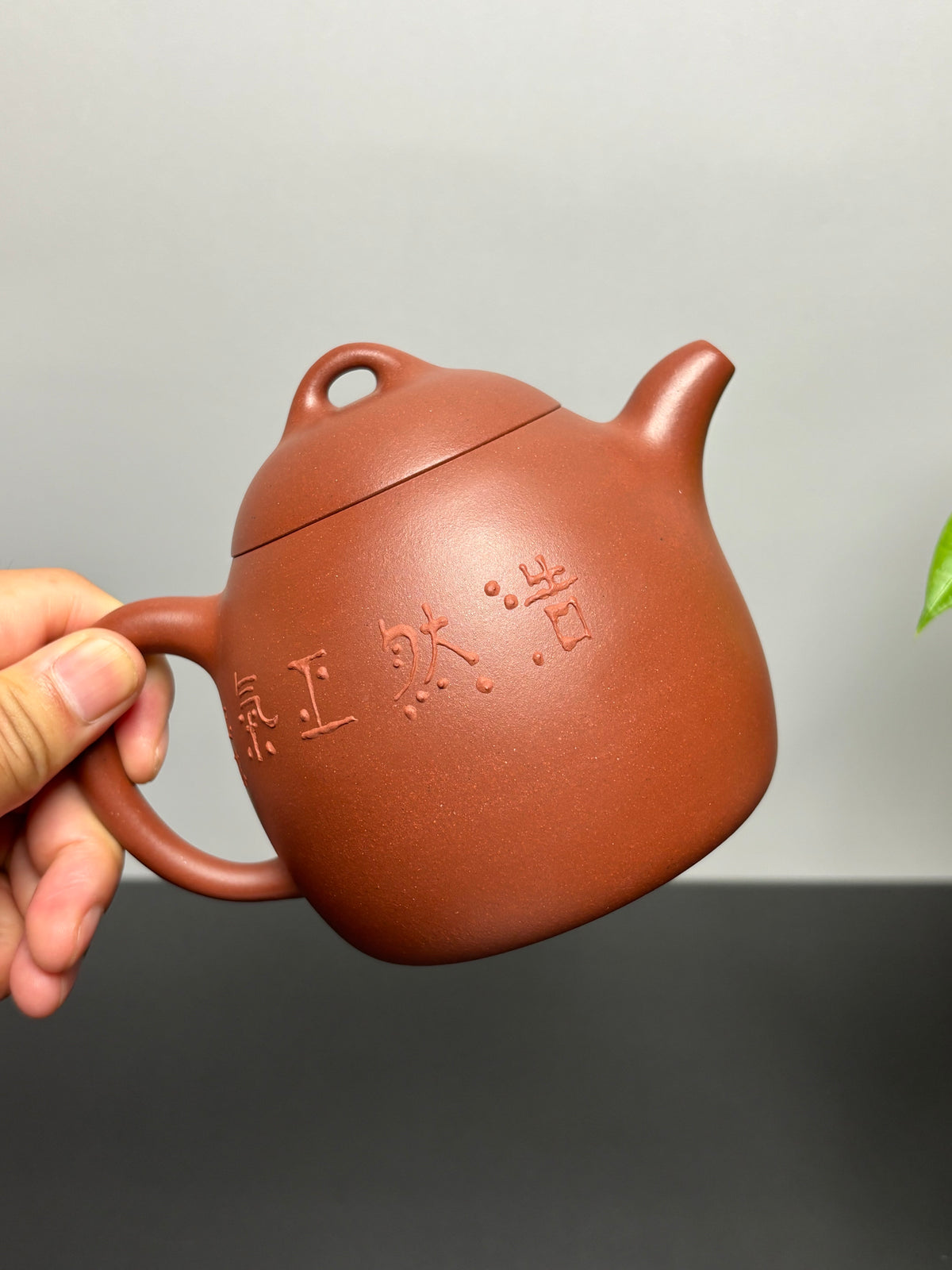 三位大师联袂·紫砂界巅峰联诀·传世重器！秦权壶·麒麟——原矿优质底槽清·480cc ——正高级工艺美术师·沈更轶·制 ——紫砂立体浮雕大师·彭金格·绘 ——中国陶瓷艺术大师·邱玉林·饰
