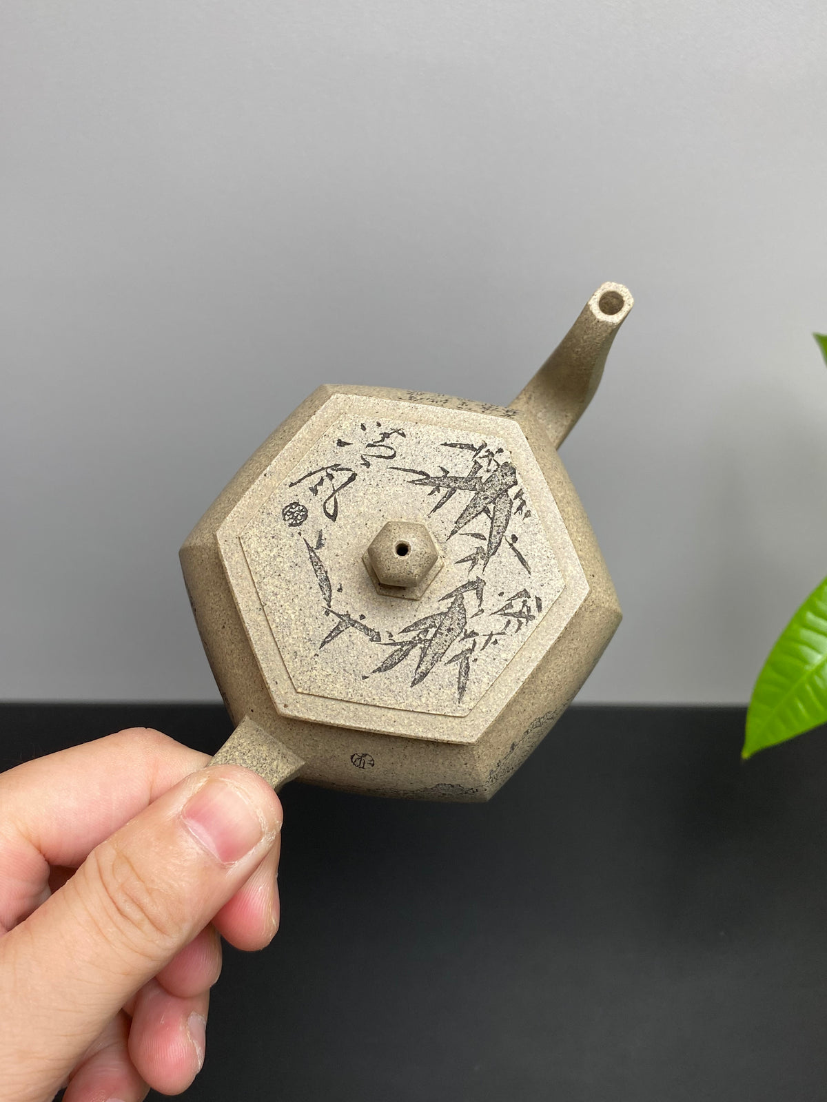 宏林山水·礼藏至尊｜紫砂界山水陶刻标杆｜陈宏林大师传世巅峰臻品【六方宫灯壶】收藏送礼·双绝重器!  ——原矿优质芝麻段·300cc
