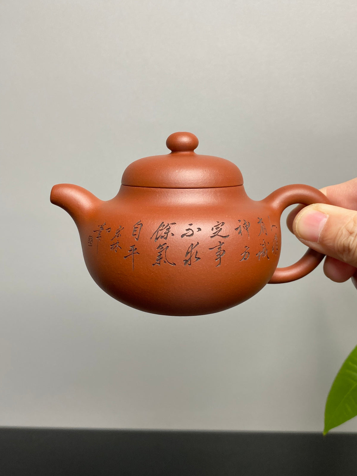 宏林山水·礼藏至尊｜紫砂界山水陶刻标杆｜陈宏林大师传世巅峰臻品【柿圆壶】收藏送礼·双绝重器! ——原矿优质底槽清·220cc