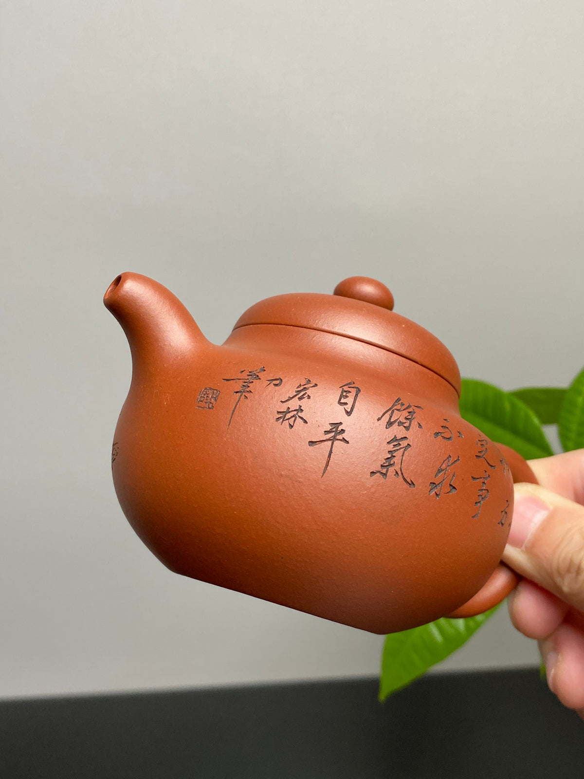 宏林山水·礼藏至尊｜紫砂界山水陶刻标杆｜陈宏林大师传世巅峰臻品【柿圆壶】收藏送礼·双绝重器! ——原矿优质底槽清·220cc