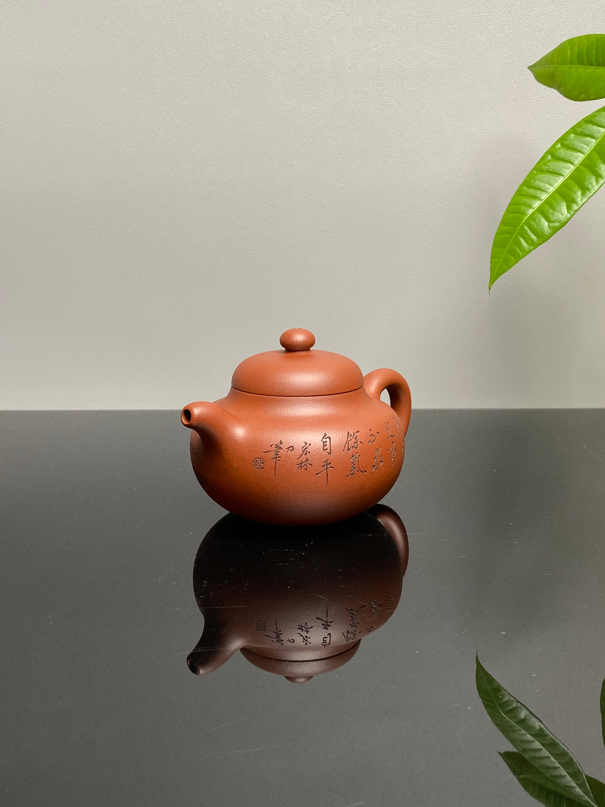 宏林山水·礼藏至尊｜紫砂界山水陶刻标杆｜陈宏林大师传世巅峰臻品【柿圆壶】收藏送礼·双绝重器! ——原矿优质底槽清·220cc