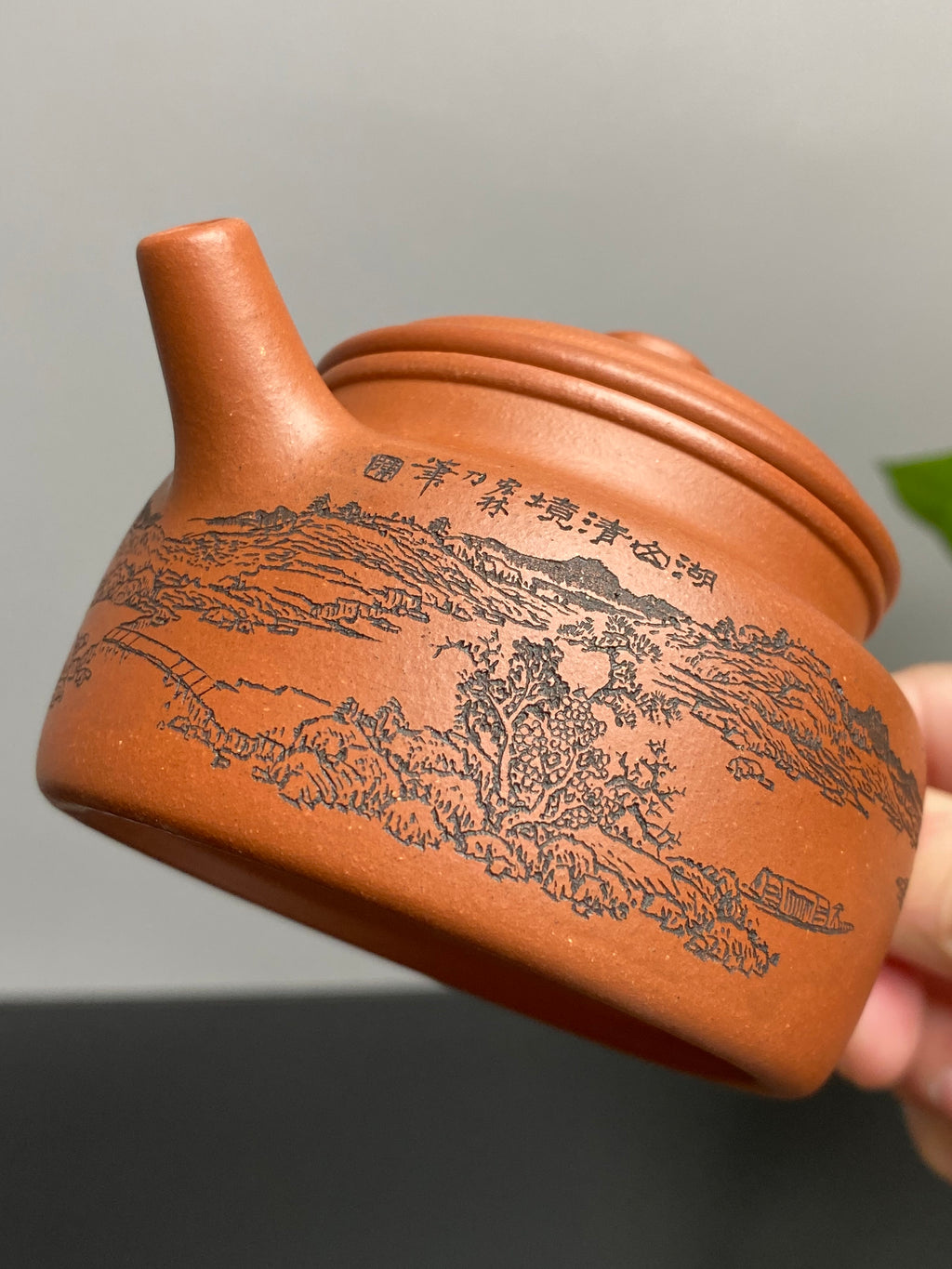 宏林山水·礼藏至尊｜紫砂界山水陶刻标杆｜陈宏林大师传世巅峰臻品【德钟壶】收藏送礼·双绝重器! ——原矿优质清水泥·200cc